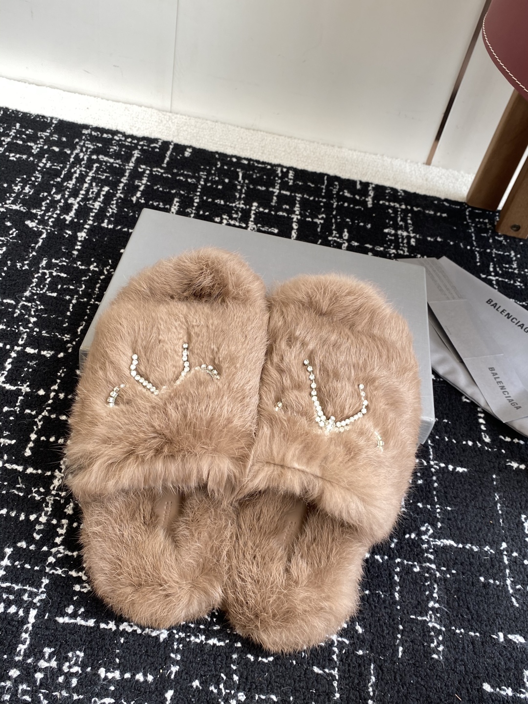代购级
Balenciaga 巴黎世家25ss 秋冬潮品 毛拖

鞋面水钻蝴蝶结工艺！高级感满满当当！上