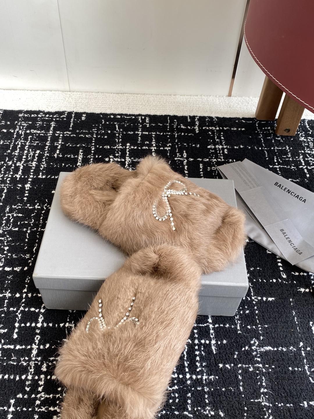 代购级
Balenciaga 巴黎世家25ss 秋冬潮品 毛拖

鞋面水钻蝴蝶结工艺！高级感满满当当！上
