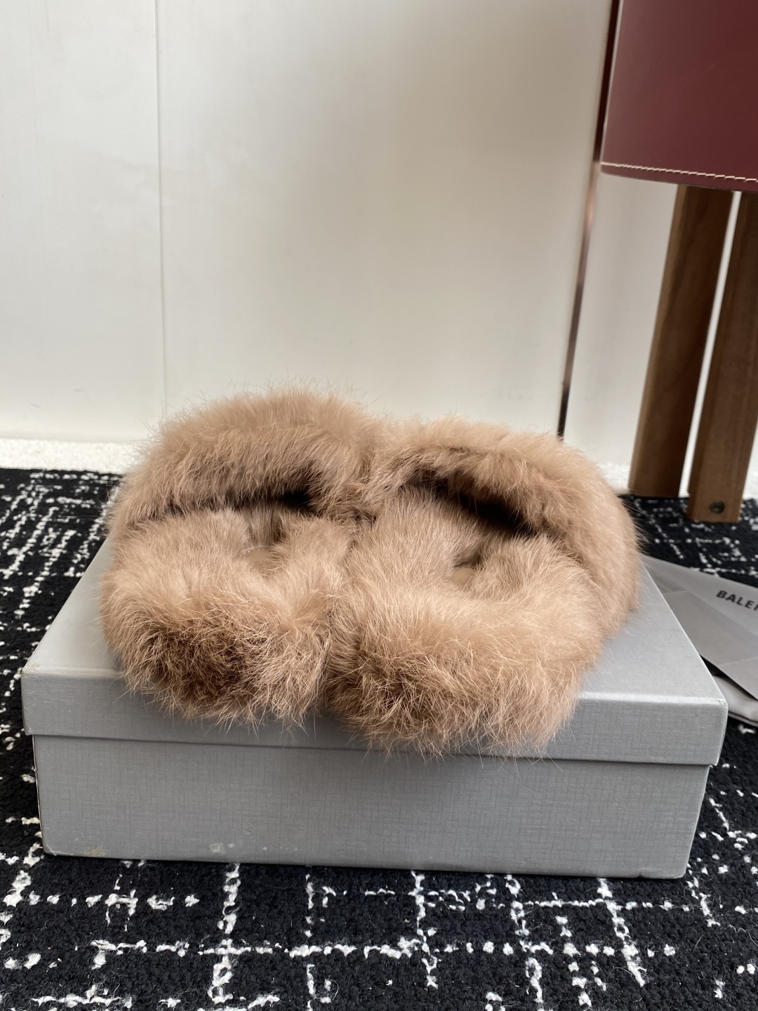 代购级
Balenciaga 巴黎世家25ss 秋冬潮品 毛拖

鞋面水钻蝴蝶结工艺！高级感满满当当！上