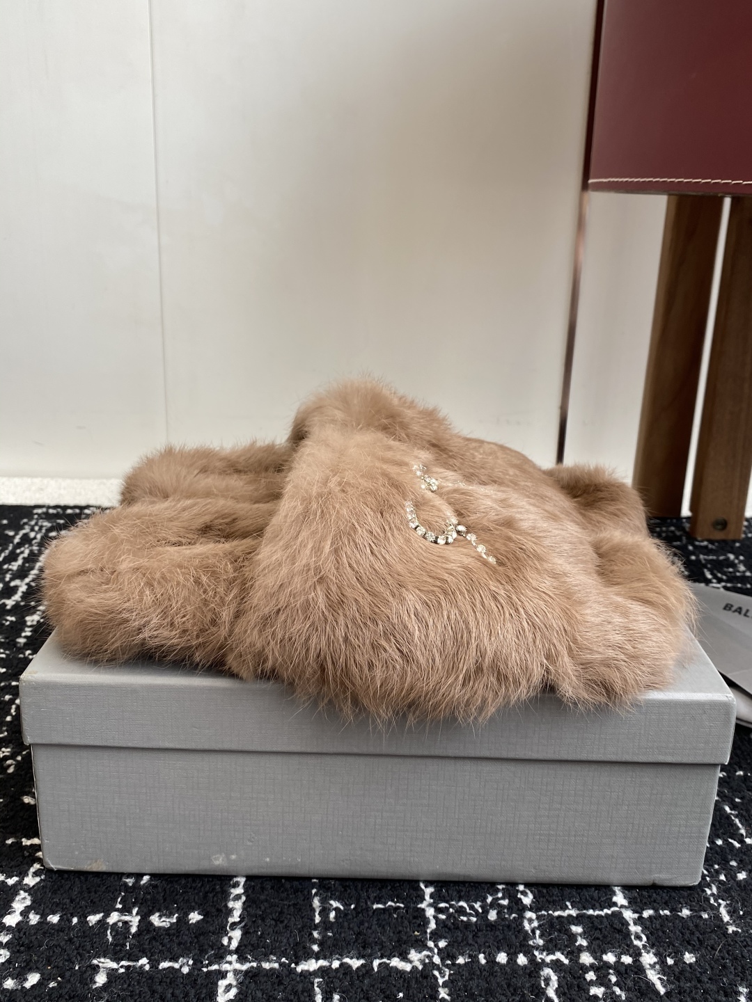 代购级
Balenciaga 巴黎世家25ss 秋冬潮品 毛拖

鞋面水钻蝴蝶结工艺！高级感满满当当！上