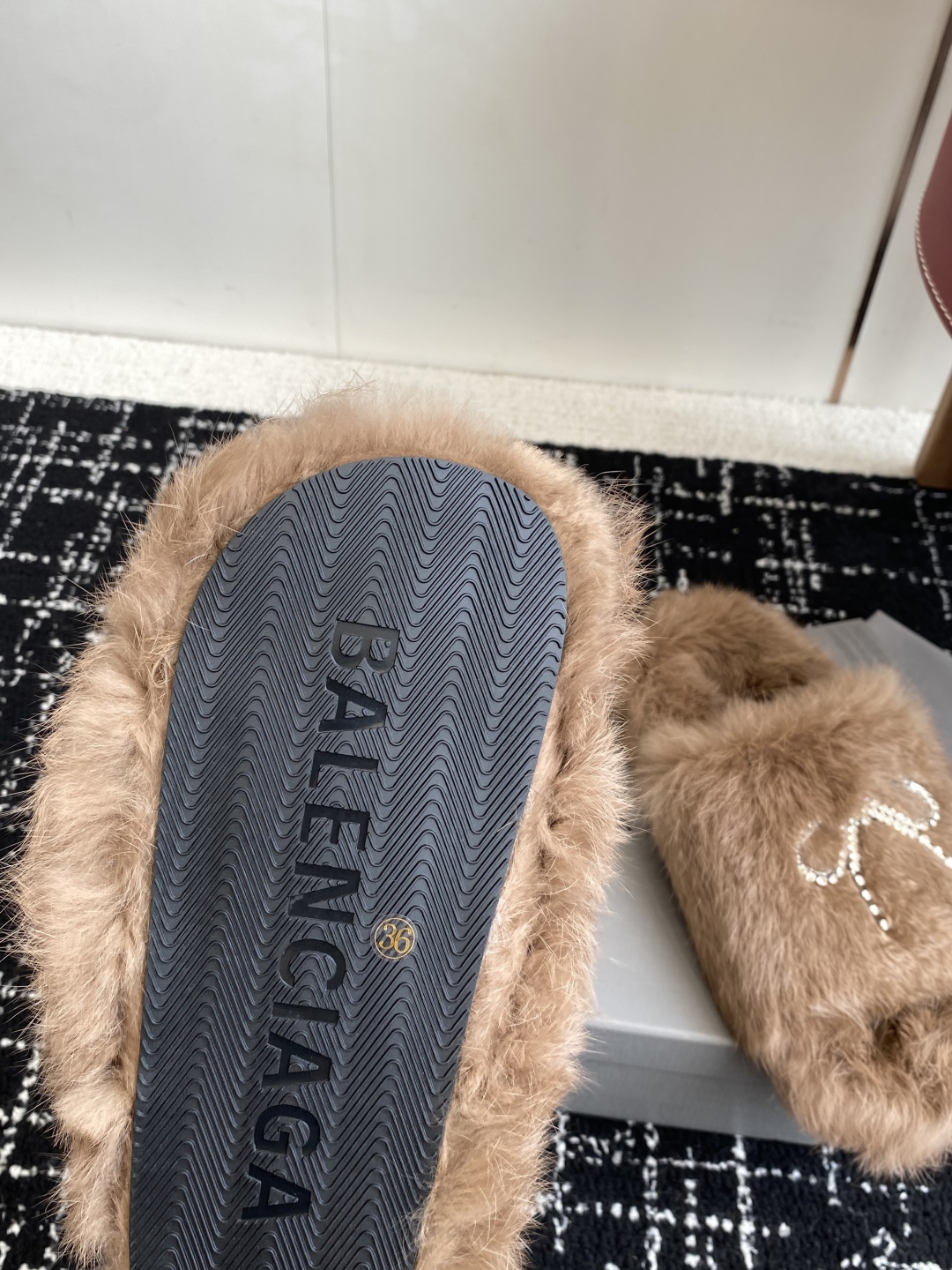 代购级
Balenciaga 巴黎世家25ss 秋冬潮品 毛拖

鞋面水钻蝴蝶结工艺！高级感满满当当！上