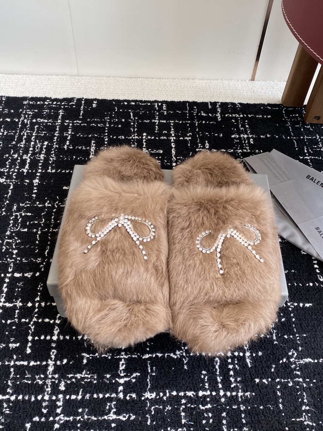 代购级
Balenciaga 巴黎世家25ss 秋冬潮品 毛拖

鞋面水钻蝴蝶结工艺！高级感满满当当！上