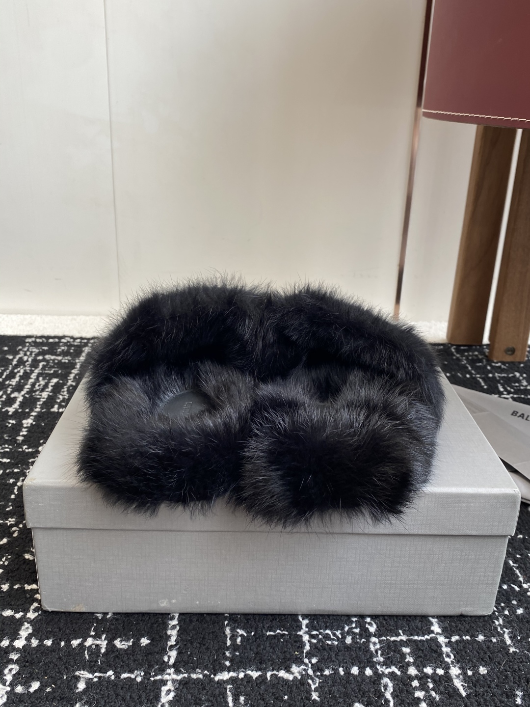 代购级
Balenciaga 巴黎世家25ss 秋冬潮品 毛拖

鞋面水钻蝴蝶结工艺！高级感满满当当！上
