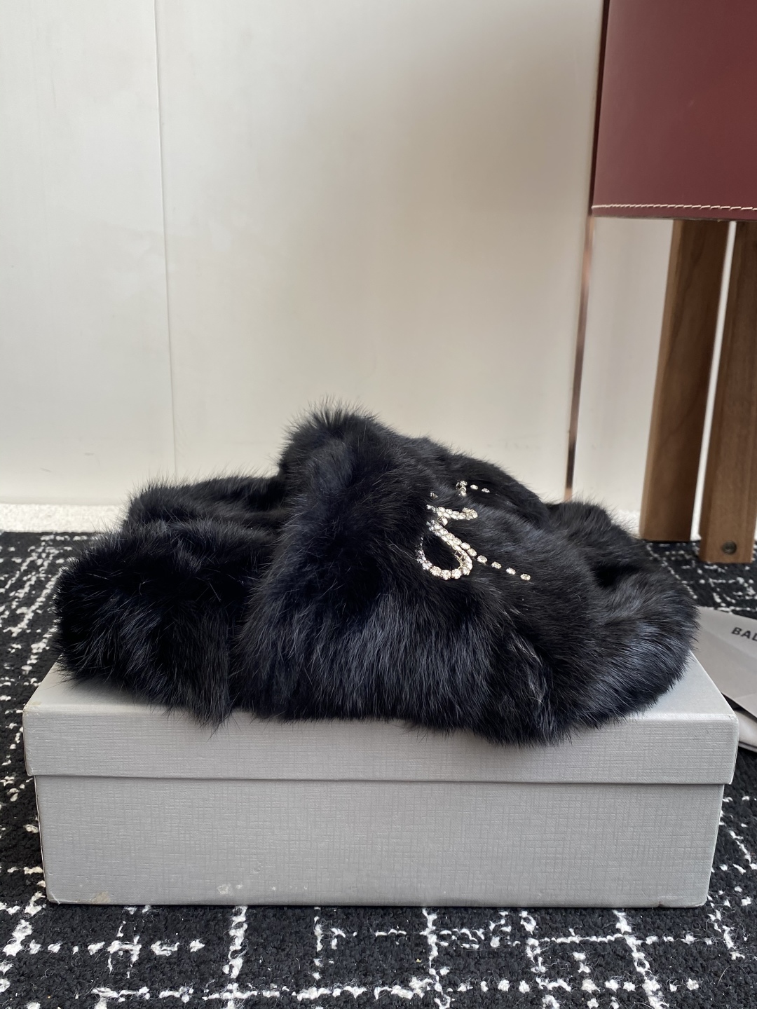 代购级
Balenciaga 巴黎世家25ss 秋冬潮品 毛拖

鞋面水钻蝴蝶结工艺！高级感满满当当！上