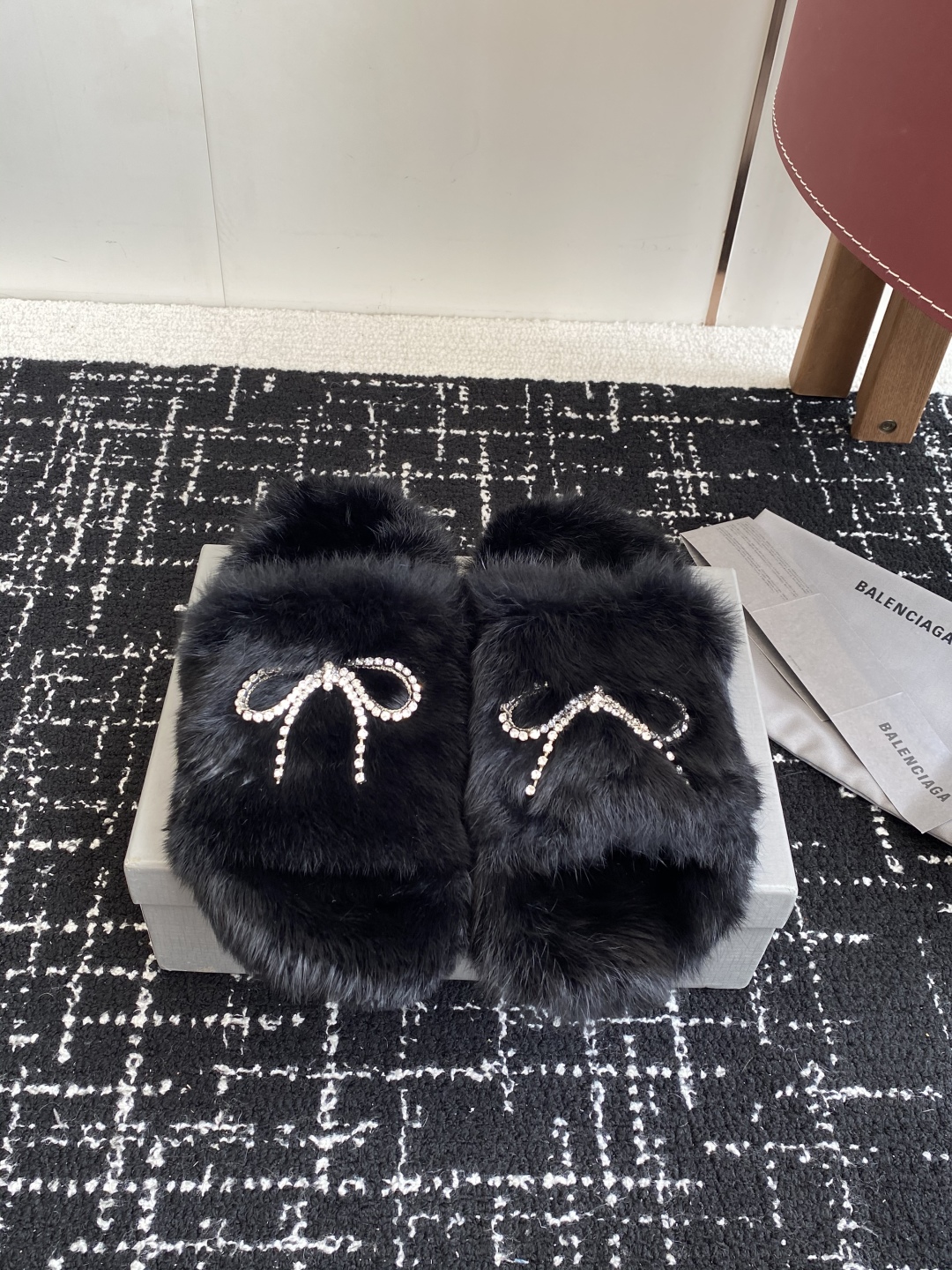 代购级
Balenciaga 巴黎世家25ss 秋冬潮品 毛拖

鞋面水钻蝴蝶结工艺！高级感满满当当！上