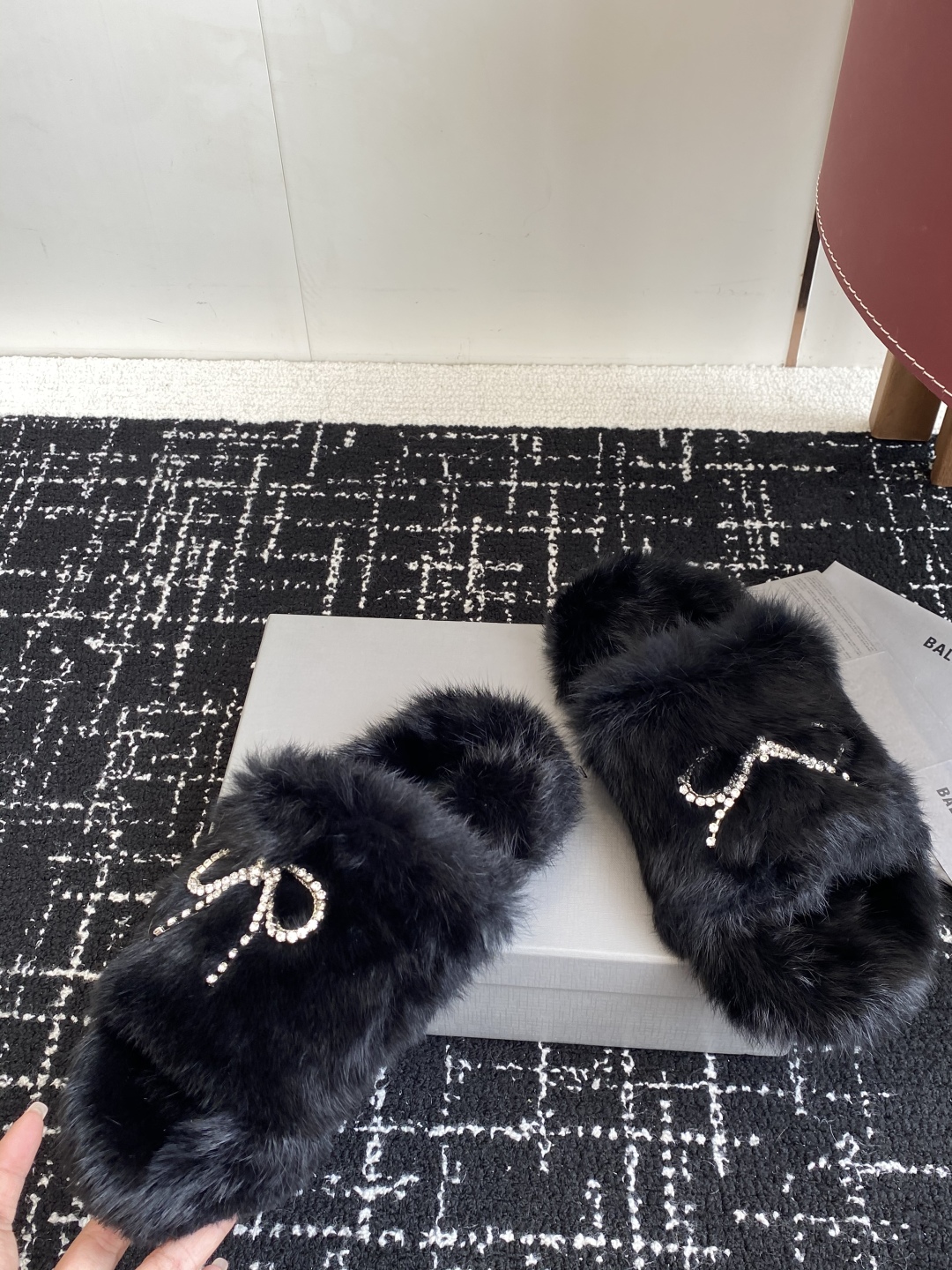 代购级
Balenciaga 巴黎世家25ss 秋冬潮品 毛拖

鞋面水钻蝴蝶结工艺！高级感满满当当！上