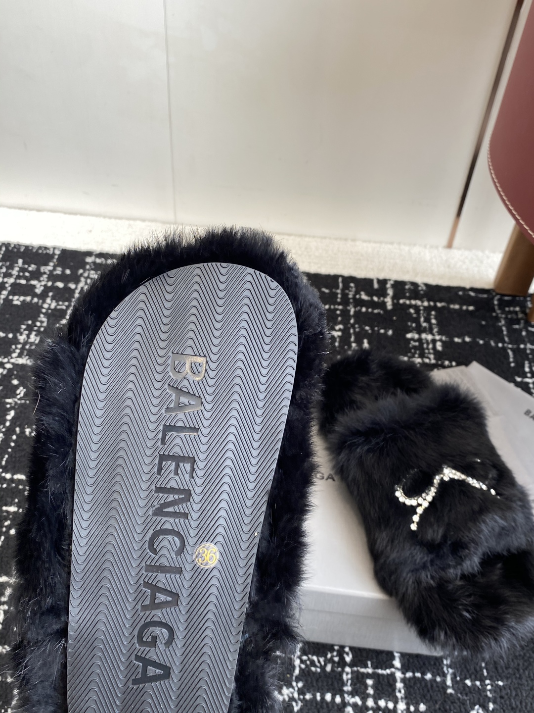 代购级
Balenciaga 巴黎世家25ss 秋冬潮品 毛拖

鞋面水钻蝴蝶结工艺！高级感满满当当！上