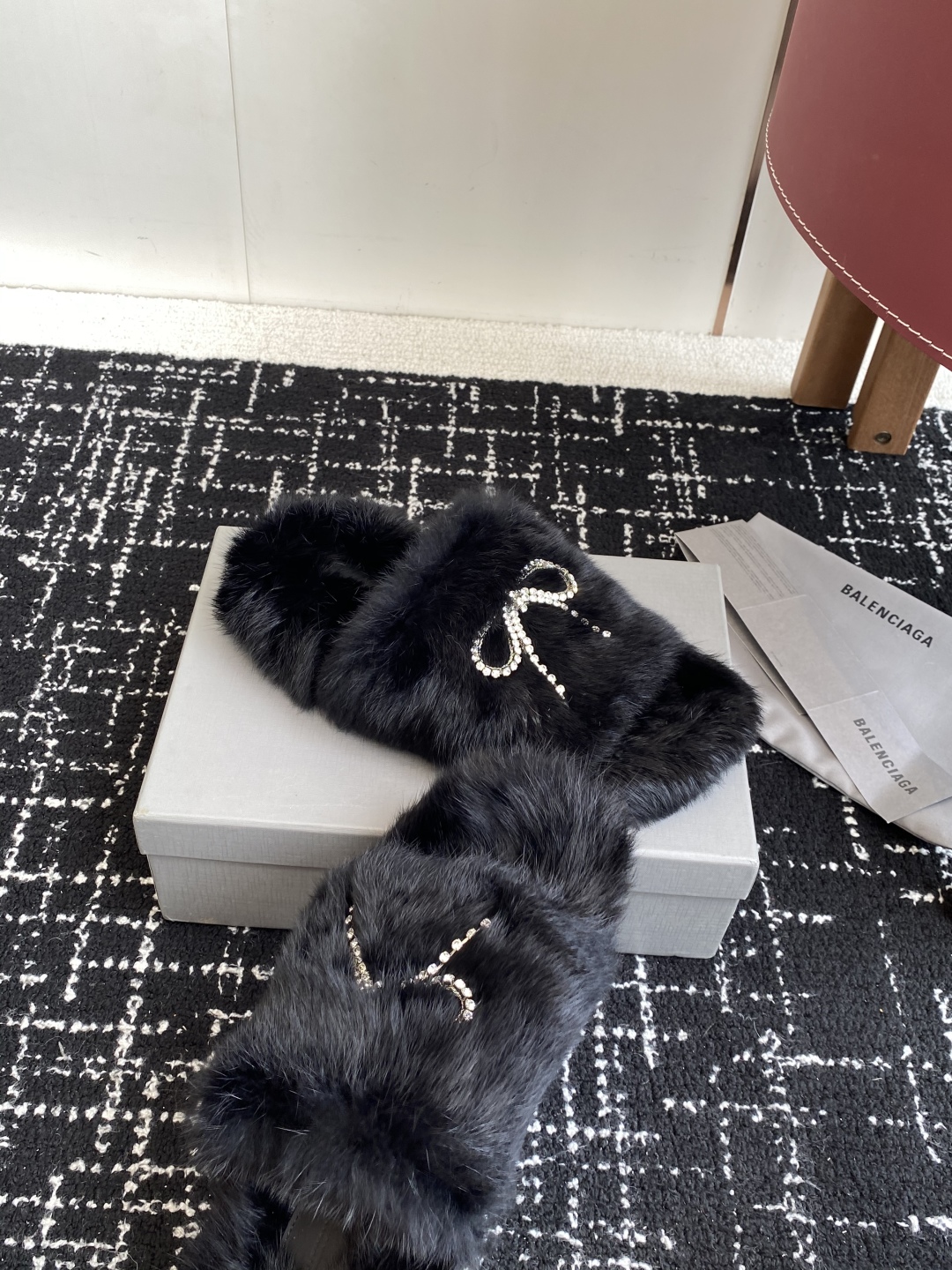 代购级
Balenciaga 巴黎世家25ss 秋冬潮品 毛拖

鞋面水钻蝴蝶结工艺！高级感满满当当！上