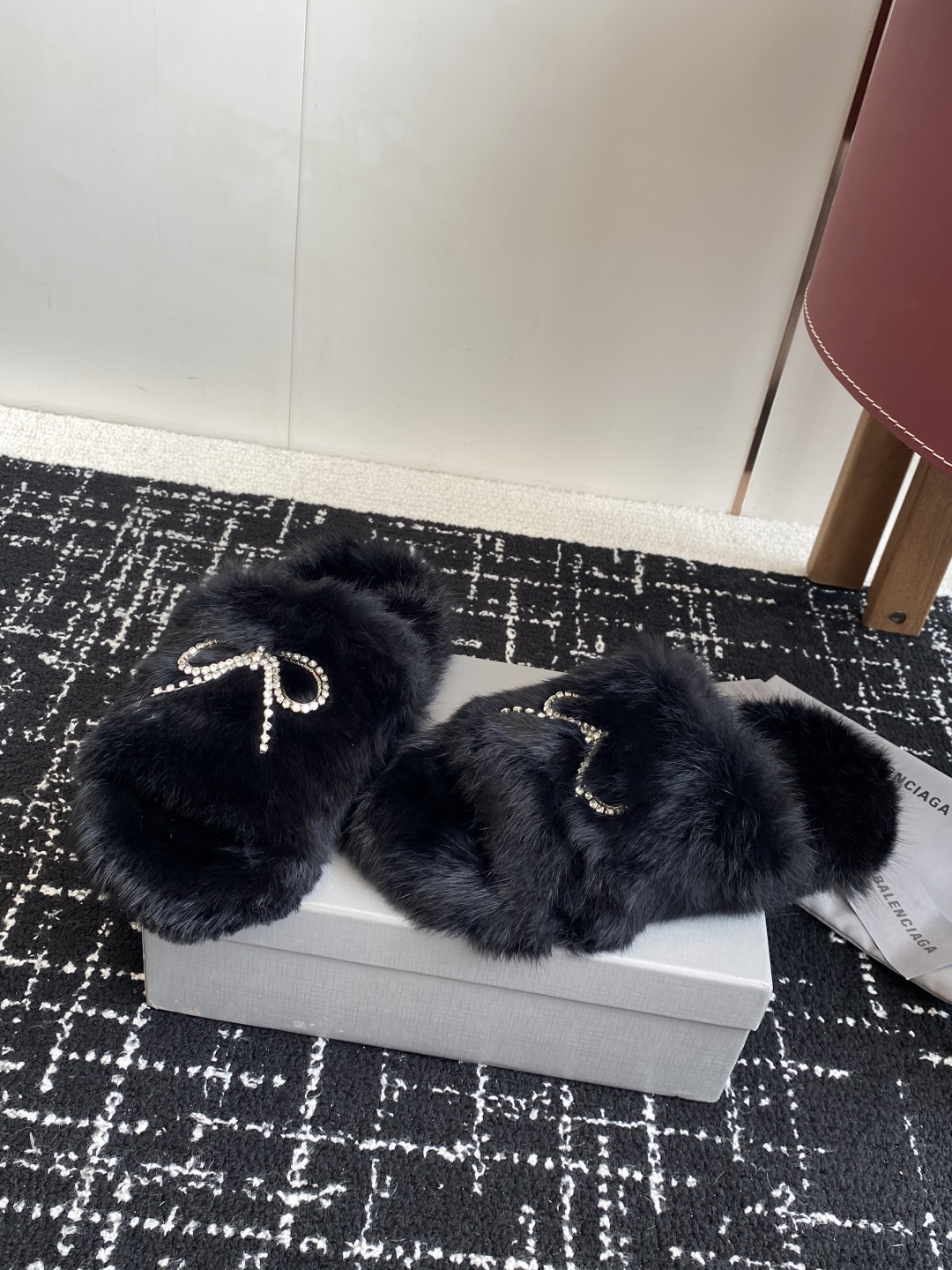 代购级
Balenciaga 巴黎世家25ss 秋冬潮品 毛拖

鞋面水钻蝴蝶结工艺！高级感满满当当！上