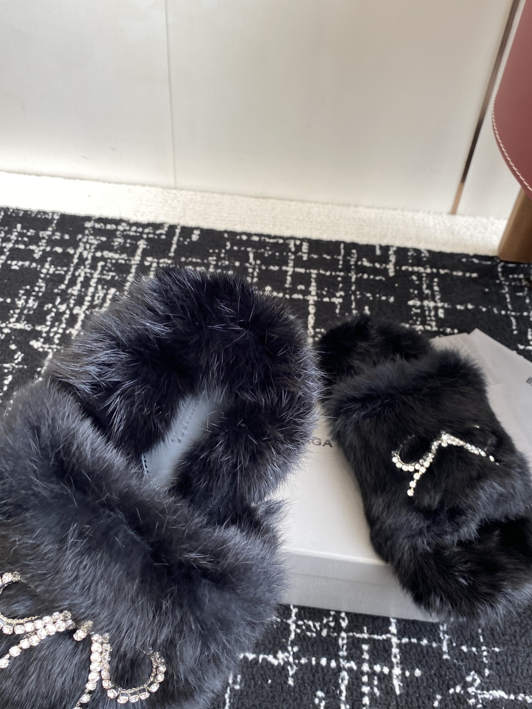 代购级
Balenciaga 巴黎世家25ss 秋冬潮品 毛拖

鞋面水钻蝴蝶结工艺！高级感满满当当！上