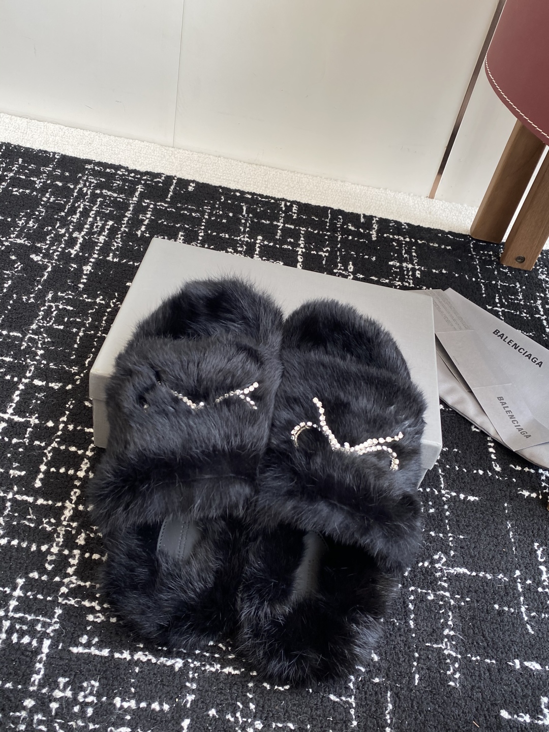 代购级
Balenciaga 巴黎世家25ss 秋冬潮品 毛拖

鞋面水钻蝴蝶结工艺！高级感满满当当！上