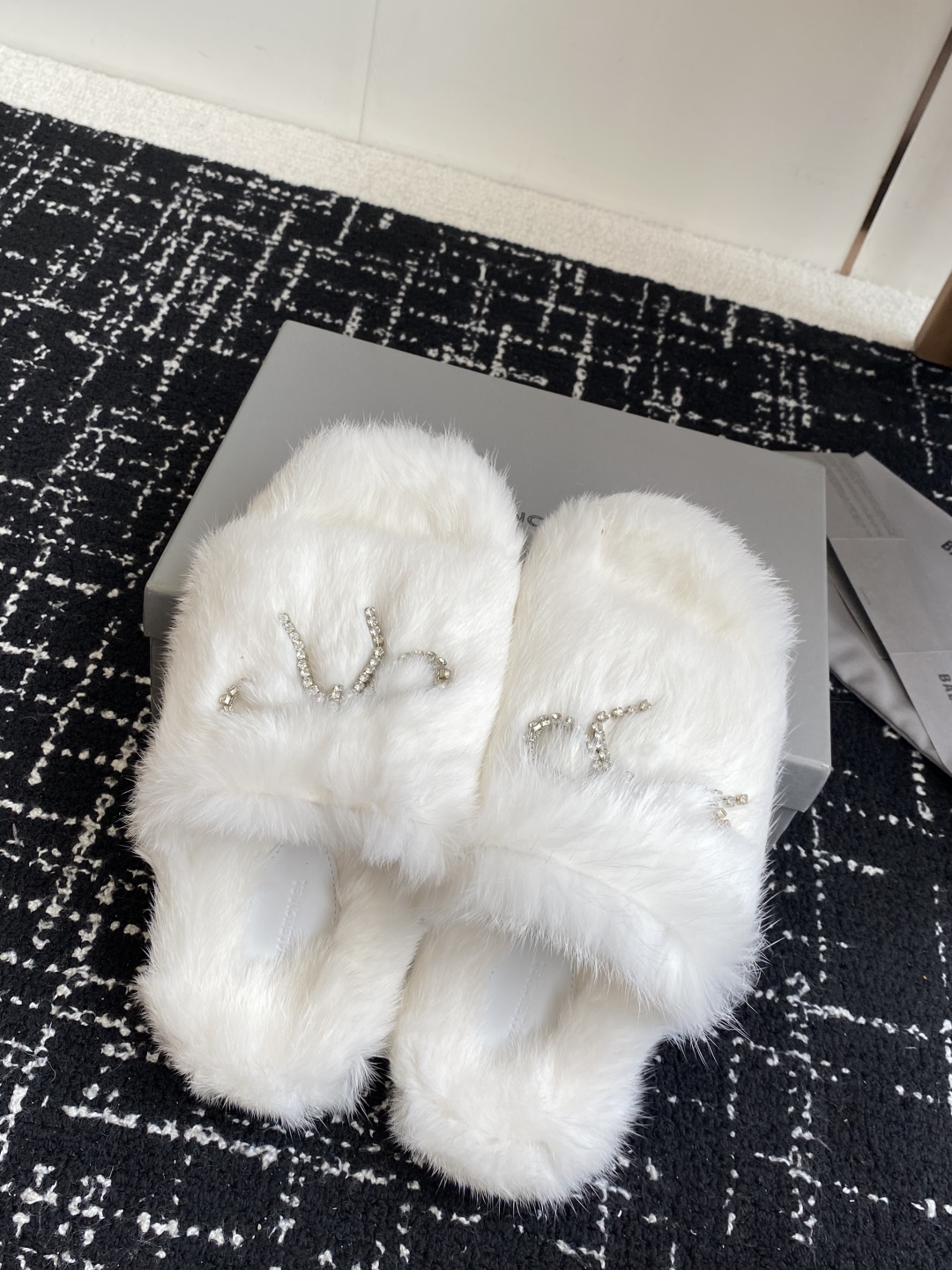 代购级
Balenciaga 巴黎世家25ss 秋冬潮品 毛拖

鞋面水钻蝴蝶结工艺！高级感满满当当！上