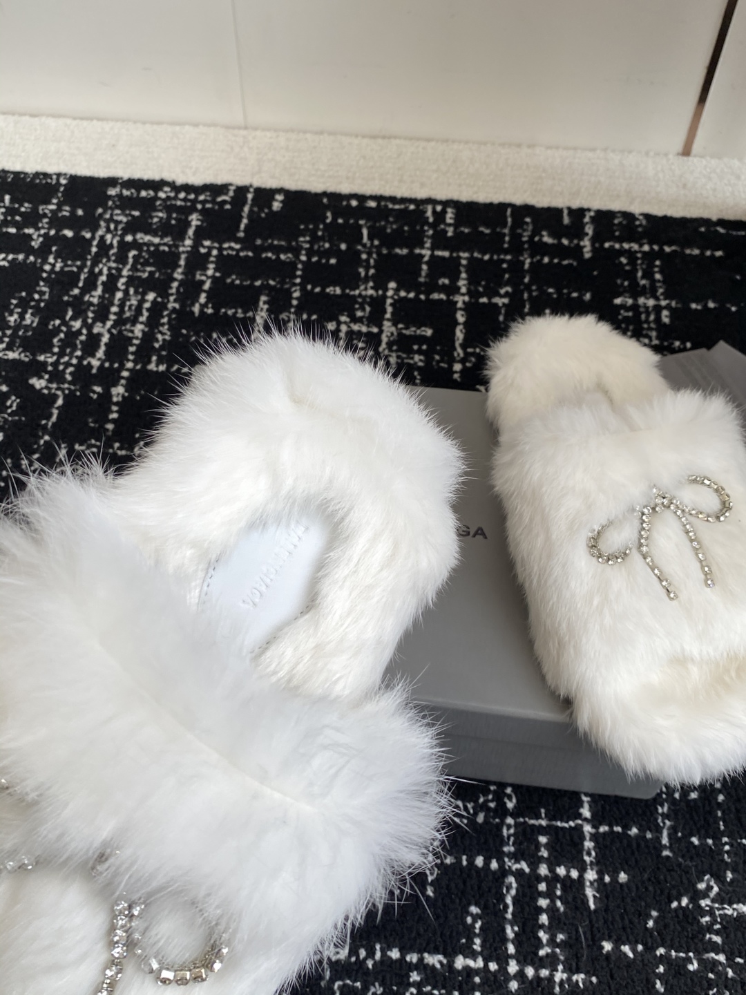 代购级
Balenciaga 巴黎世家25ss 秋冬潮品 毛拖

鞋面水钻蝴蝶结工艺！高级感满满当当！上