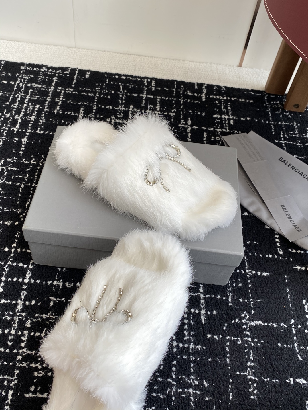 代购级
Balenciaga 巴黎世家25ss 秋冬潮品 毛拖

鞋面水钻蝴蝶结工艺！高级感满满当当！上