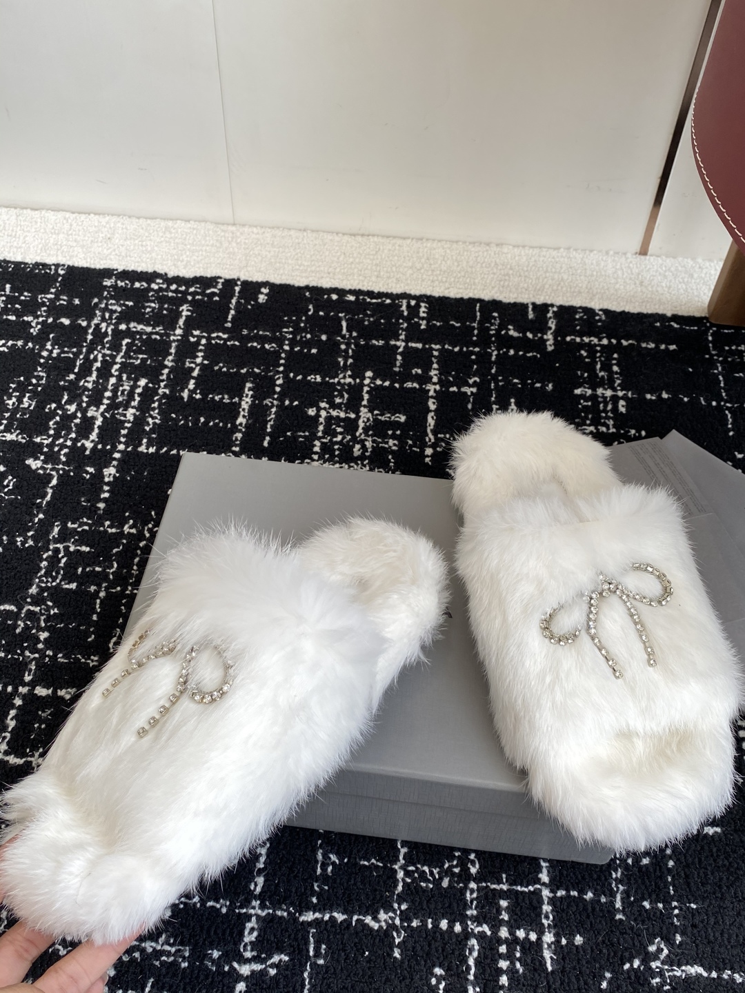 代购级
Balenciaga 巴黎世家25ss 秋冬潮品 毛拖

鞋面水钻蝴蝶结工艺！高级感满满当当！上