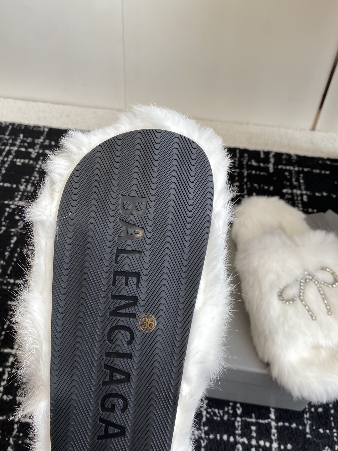 代购级
Balenciaga 巴黎世家25ss 秋冬潮品 毛拖

鞋面水钻蝴蝶结工艺！高级感满满当当！上