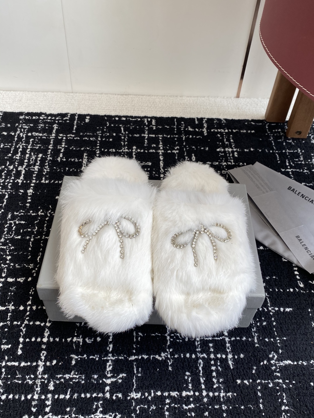代购级
Balenciaga 巴黎世家25ss 秋冬潮品 毛拖

鞋面水钻蝴蝶结工艺！高级感满满当当！上