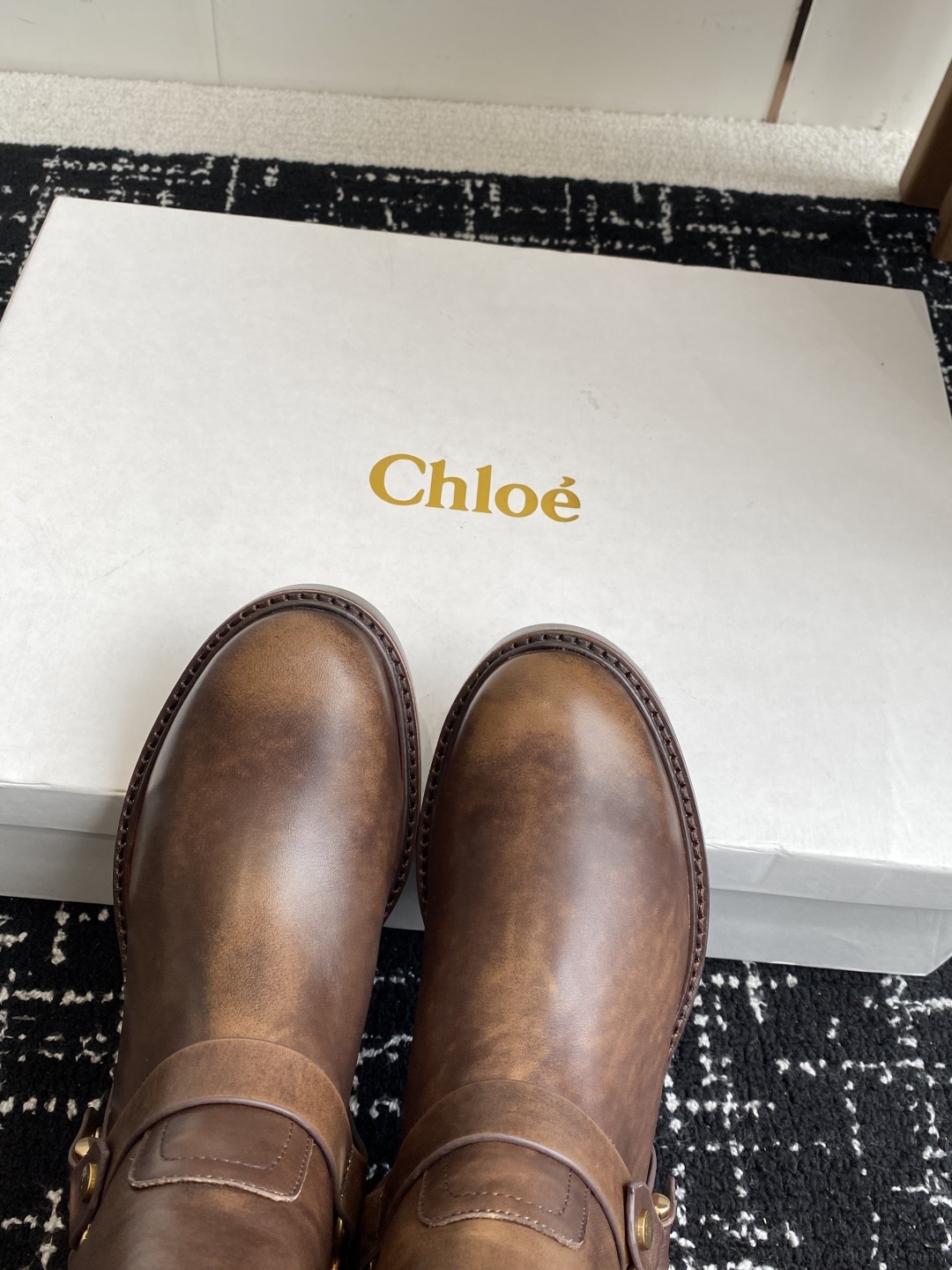 代购级
CHLOE 克洛伊 25ss秋冬新款复古机车靴一脚蹬粗跟圆头中靴短靴
这款神仙靴上脚真的巨好看
