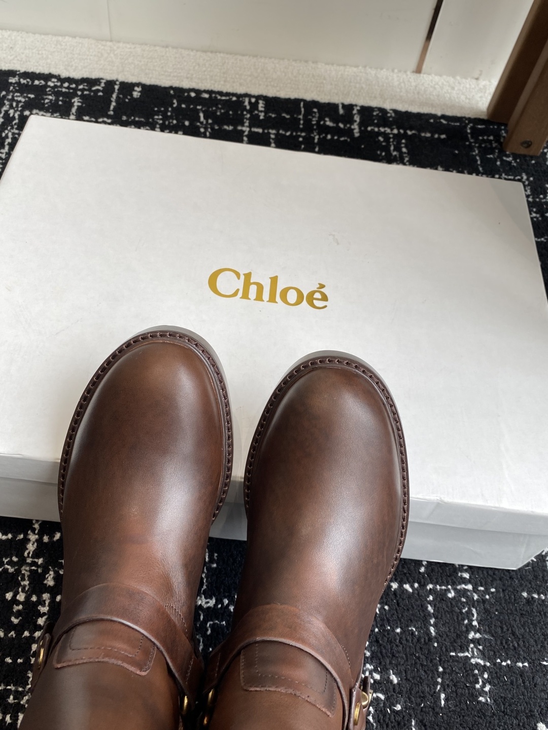 代购级
CHLOE 克洛伊 25ss秋冬新款复古机车靴一脚蹬粗跟圆头中靴短靴
这款神仙靴上脚真的巨好看