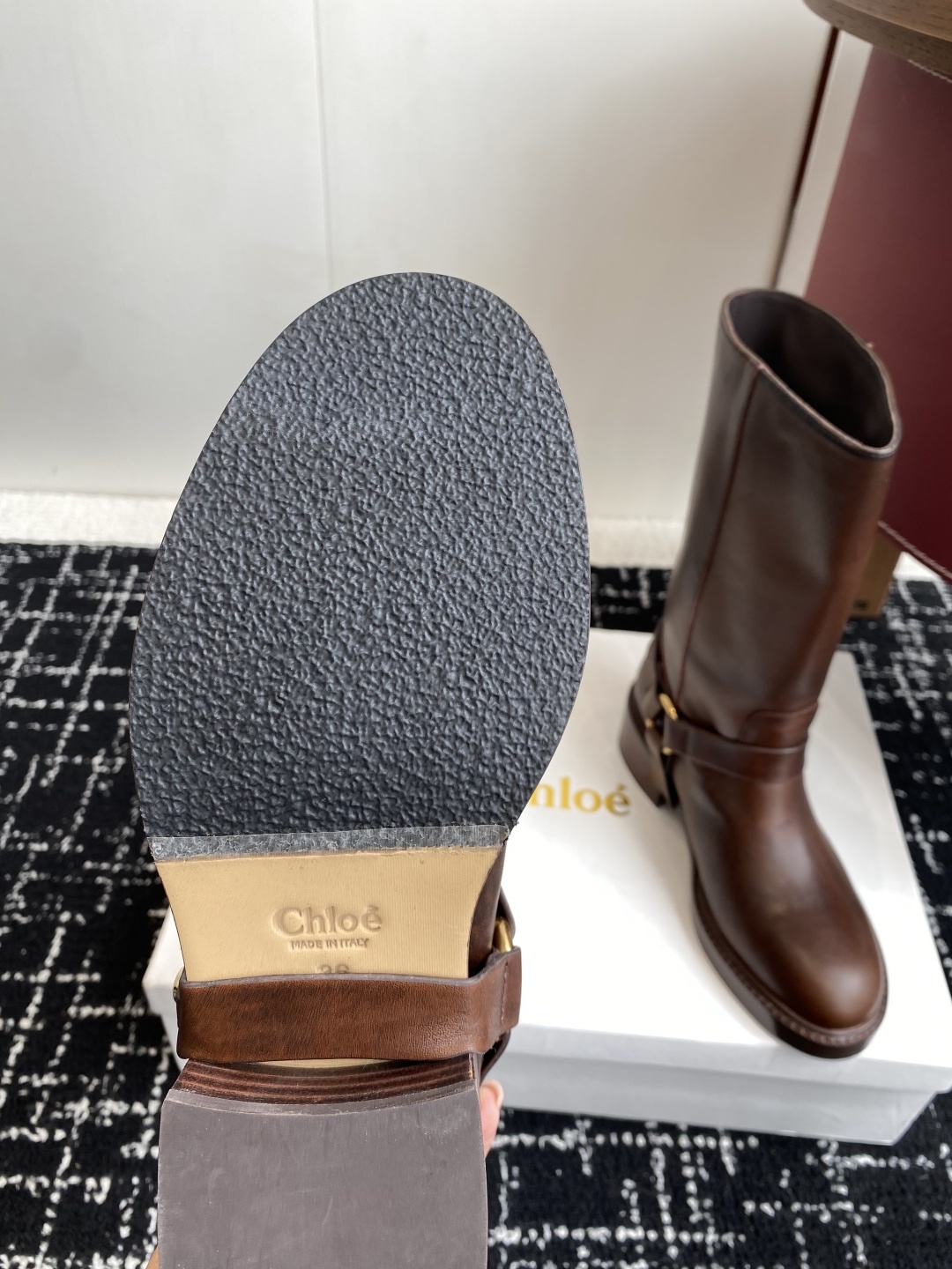 代购级
CHLOE 克洛伊 25ss秋冬新款复古机车靴一脚蹬粗跟圆头中靴短靴
这款神仙靴上脚真的巨好看