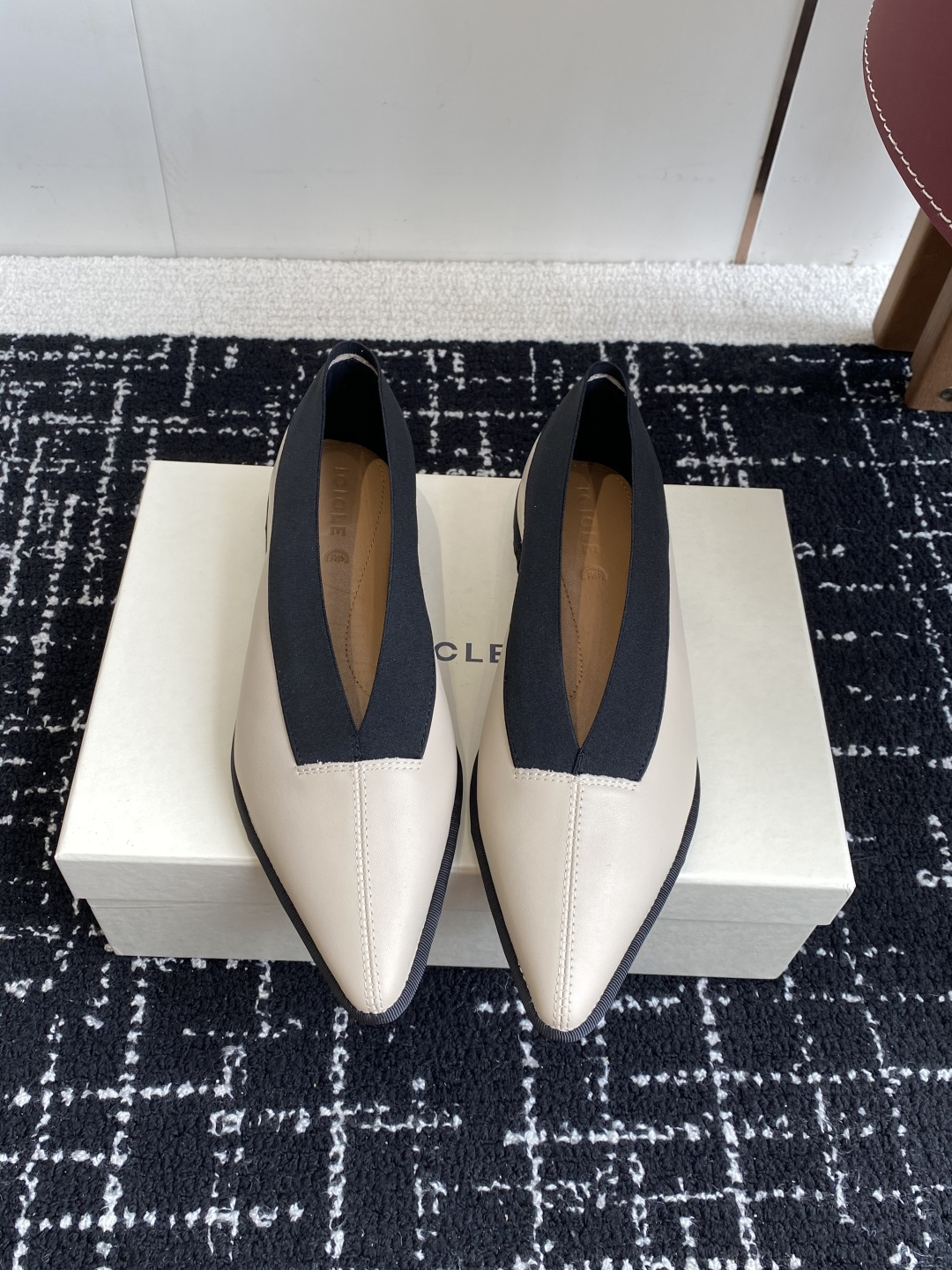 NO:466109,Original Dongguan Original ICICLE Zhihe flat-soled pointed-toe single shoes are here!  Zhihe is a pride as a domestic brand!  It is not inferior to many foreign brands~ Zhihe's shoes are not only full of design, but also very easy to wear. Every detail can make the feet look slender and decent!  The flat sole is stable and comfortable and not tired. The round toe design can make the toes more comfortable and relaxed. The fat and thin feet can easily drive the slave. The delicate lambskin is used to create a soft and crisp appearance. The daily matching is injected lightness and elegance. The materials must also be said to be imported lambskin inside and outside. Zn ensures comfort while also being able to see the texture of the leather material from the picture. Outsole: original abrasives and outsoles This single shoe can create a delicate look whether it is matched with elegant skirts or casual pants. It is highly recommended for everyone!  Size35-39, single shoes, skirts, sheepskin19860909东莞原厂 原厂ICICLE之禾平底尖头单鞋来啦！ 之禾作为国产品牌来说是一个骄傲！完全不输外国的众多大牌子～之禾的鞋款不仅富有设计感 还十分好穿 每一处的细节都能把脚修饰的修长得体！平底上脚稳妥舒适不累,鞋头圆型设计能够让趾更加舒适放松,胖瘦脚型都能轻松驾奴,并选用细腻小羊皮打造出一个触感柔软且缺不失挺括的外观～为日常搭配注入轻盈与优雅 用料也得说里外进口小羊皮,zn保证舒适性的同时又能从图片看出皮料质感,大底:原版磨具大底 这款单鞋无论是搭配优雅裙装还是休闲裤装都能打造精致的造型,非常推荐给大家！ Size35-39,单鞋,skirts,sheepskin,Women's Shoes