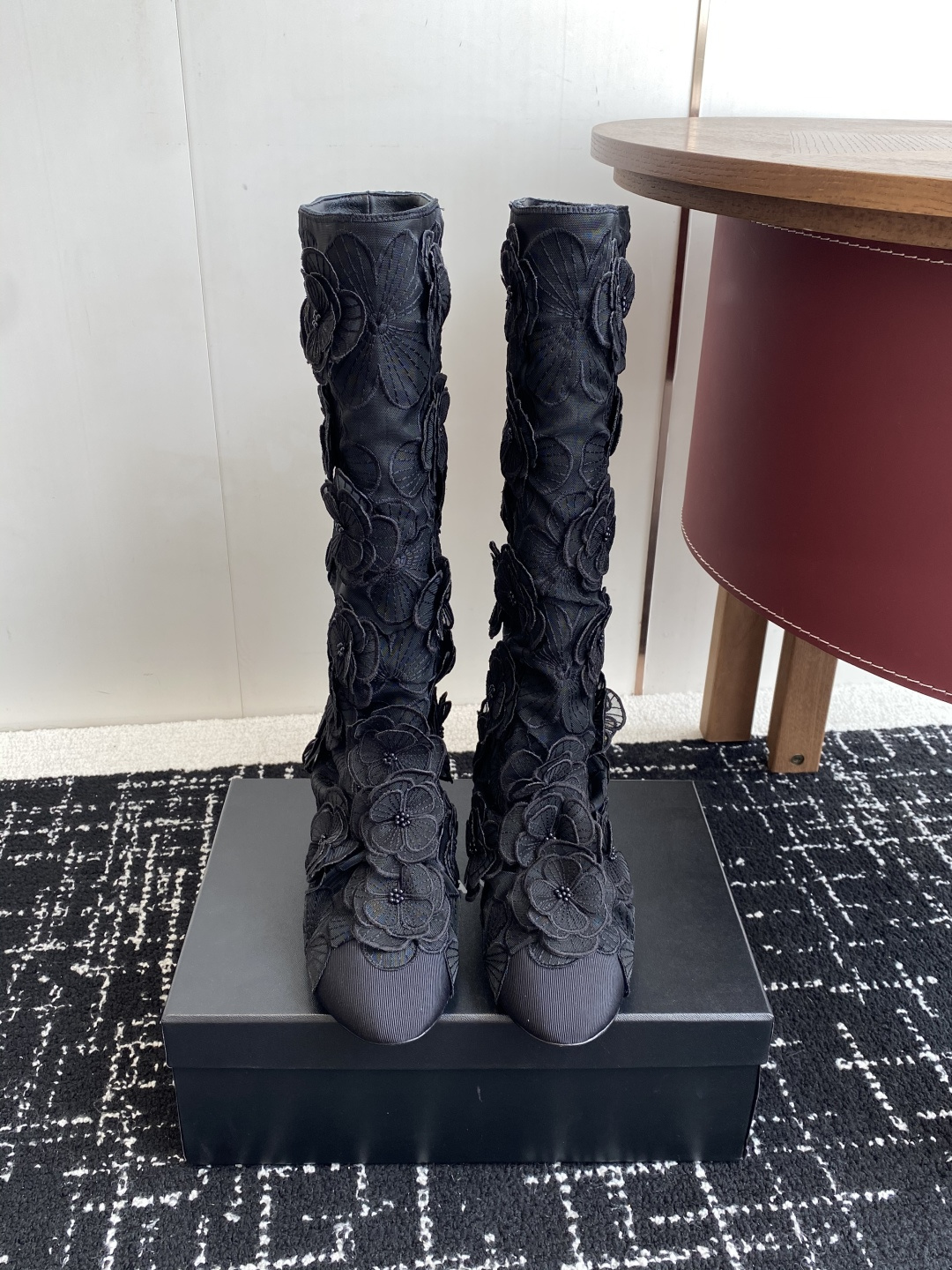 NO:466150,The purchasing agent level Chanel 25ss new mesh face, camellia, high boots, the main features are cool black, which hit my heart!  This show of mesh boots is really not very touching, but when I tried it on today, I got into the trap again. The white princess-style mesh boots are also a series that cannot be missed in this season. The original molded mesh upper is lambskin inner sheepskin, big sole genuine leather sole size35-41 (40.41 custom-made, no return or exchange), boots, chanel, boots, sheepskin, Leather soles19860909代购级 Chanel 25ss 新款网纱面 山茶花 高靴 主打都是酷酷的黑色 直击我心！这秀款的网靴看秀是确实没心动的感觉,但今天试穿上 我又入坑了合网靴白色偏公主风～ 山茶花调节扣也是这季不能错过的系列 鞋面原版开模网布面 内里羊皮里 大底真皮大底 size35-41（40.41定制不退换）,靴子,chanel,boots,sheepskin,Leather soles,Women's Shoes