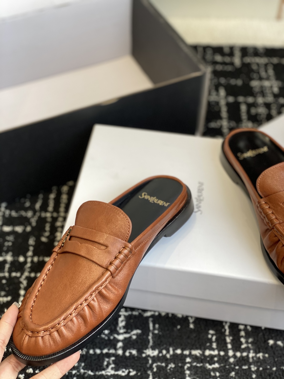 代购级Saint Laurent 圣罗兰 25ss经典乐福半拖小皮鞋超级超级无敌火爆的一个款这款我们家每