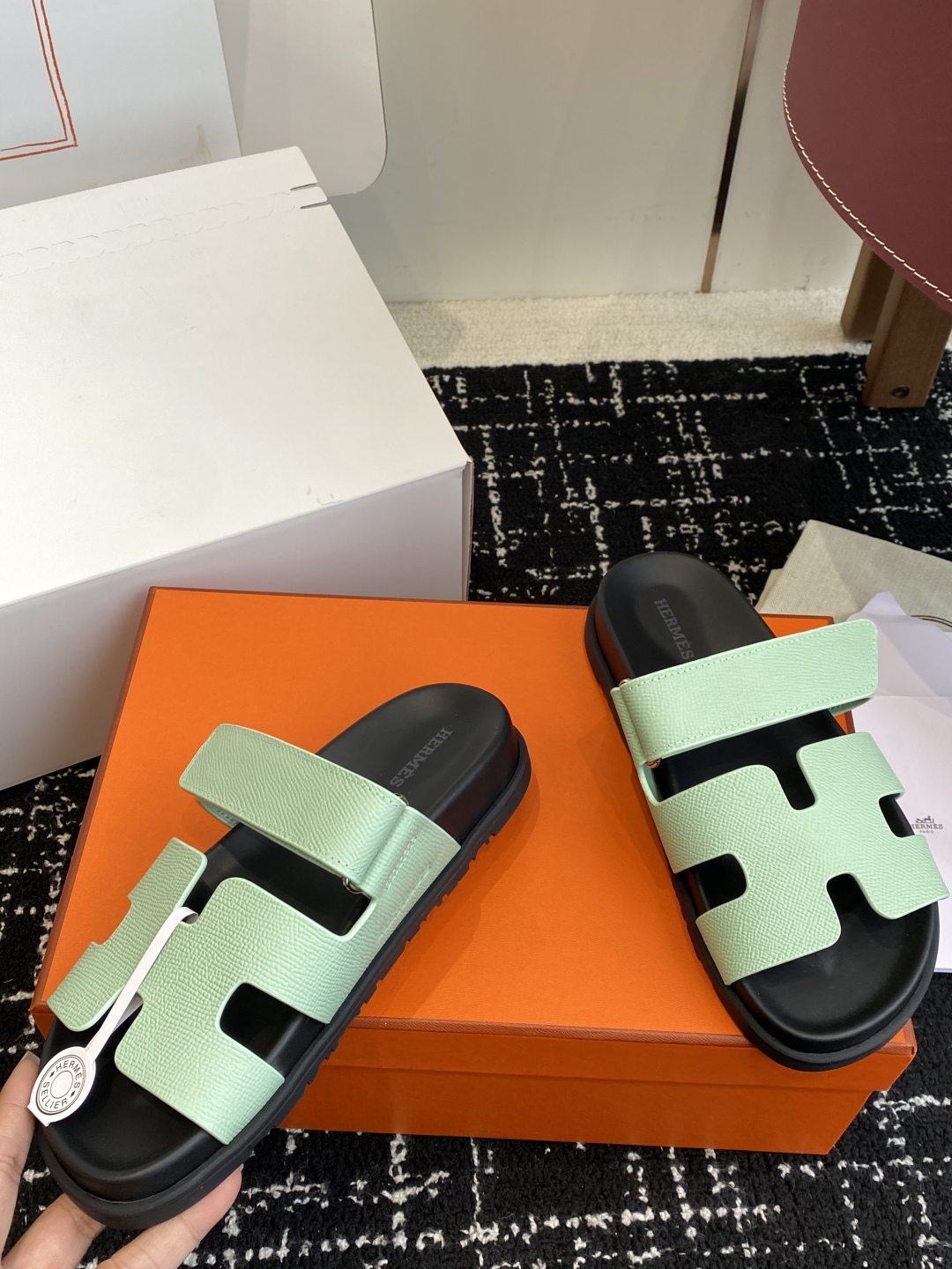 顶级代购级(⚠️官网同步✈️飞机盒包装）HERMES 爱马仕二舅拖 Chypre这双查帕斯粉拼军绿的拖鞋