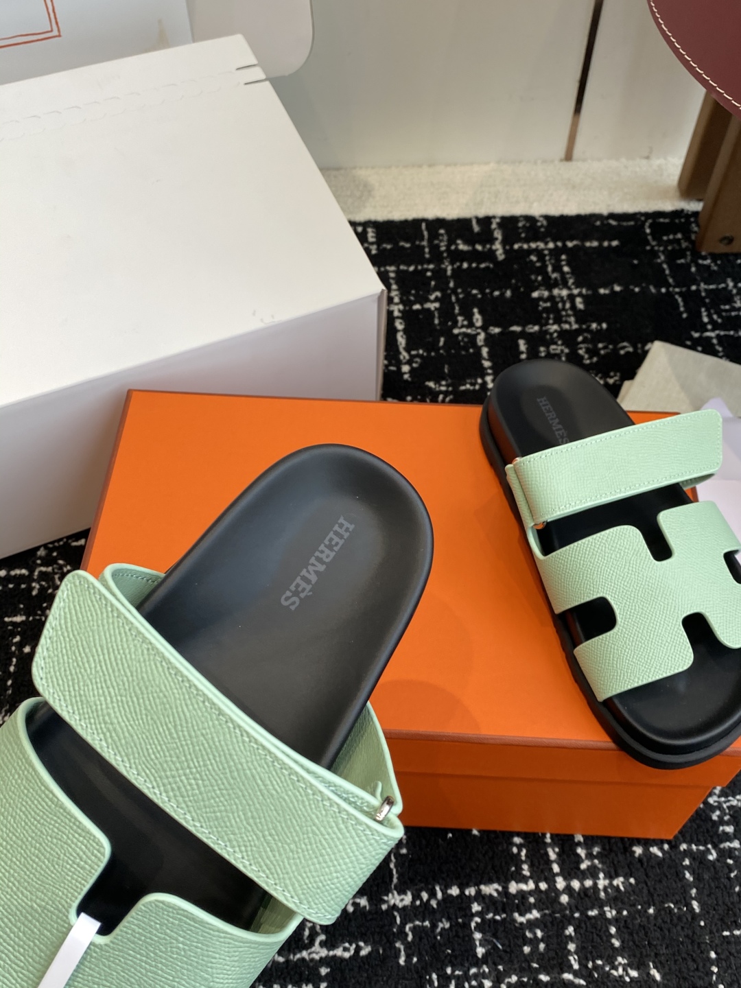 顶级代购级(⚠️官网同步✈️飞机盒包装）HERMES 爱马仕二舅拖 Chypre这双查帕斯粉拼军绿的拖鞋