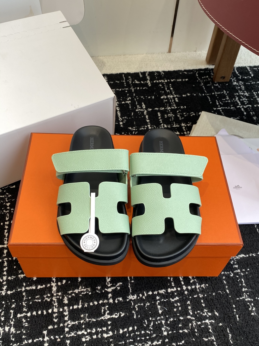 顶级代购级(⚠️官网同步✈️飞机盒包装）HERMES 爱马仕二舅拖 Chypre这双查帕斯粉拼军绿的拖鞋