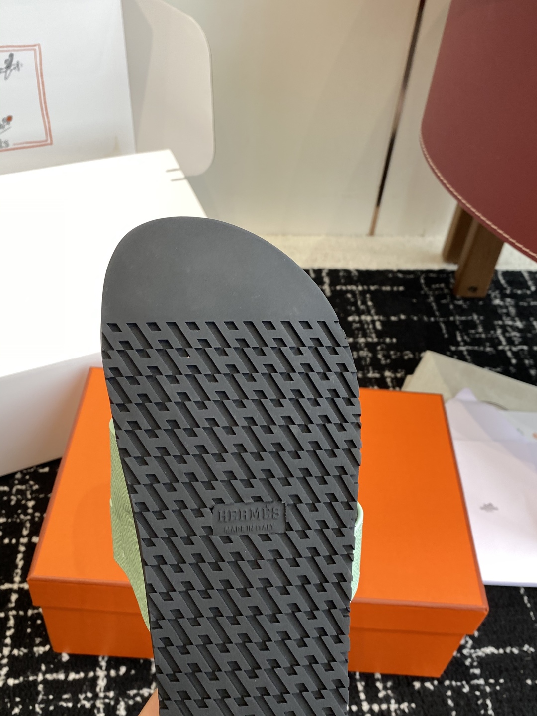 顶级代购级(⚠️官网同步✈️飞机盒包装）HERMES 爱马仕二舅拖 Chypre这双查帕斯粉拼军绿的拖鞋