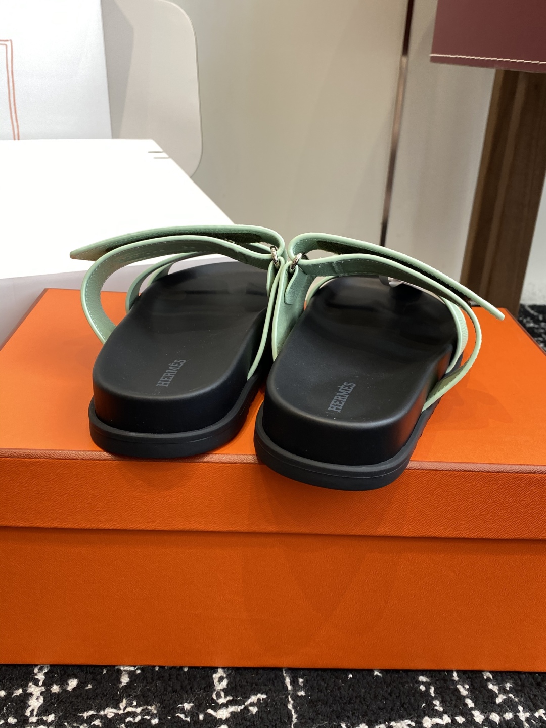 顶级代购级(⚠️官网同步✈️飞机盒包装）HERMES 爱马仕二舅拖 Chypre这双查帕斯粉拼军绿的拖鞋