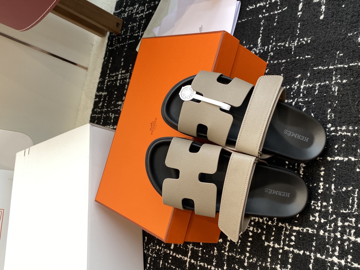 顶级代购级(⚠️官网同步✈️飞机盒包装）HERMES 爱马仕二舅拖 Chypre这双查帕斯粉拼军绿的拖鞋