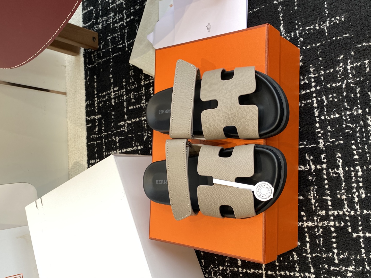 顶级代购级(⚠️官网同步✈️飞机盒包装）HERMES 爱马仕二舅拖 Chypre这双查帕斯粉拼军绿的拖鞋