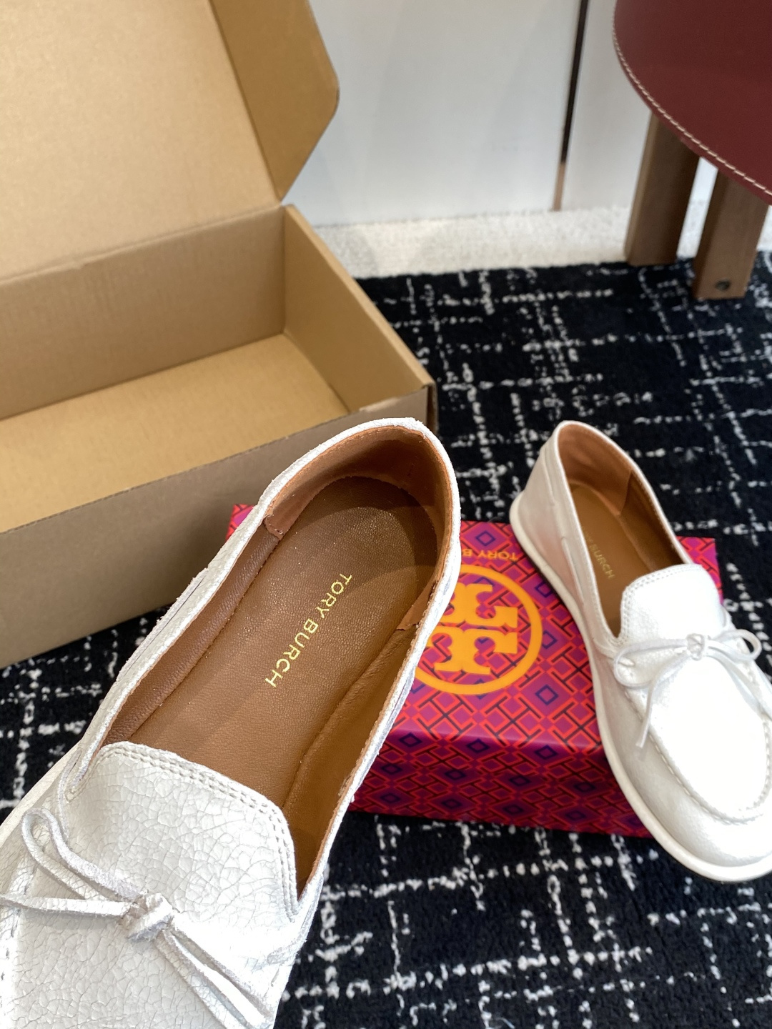 东莞原厂Tory Burch 25ss新款 蝴蝶结 一脚蹬 平底舒适百搭圆头乐福鞋材料：进口小牛皮 进口