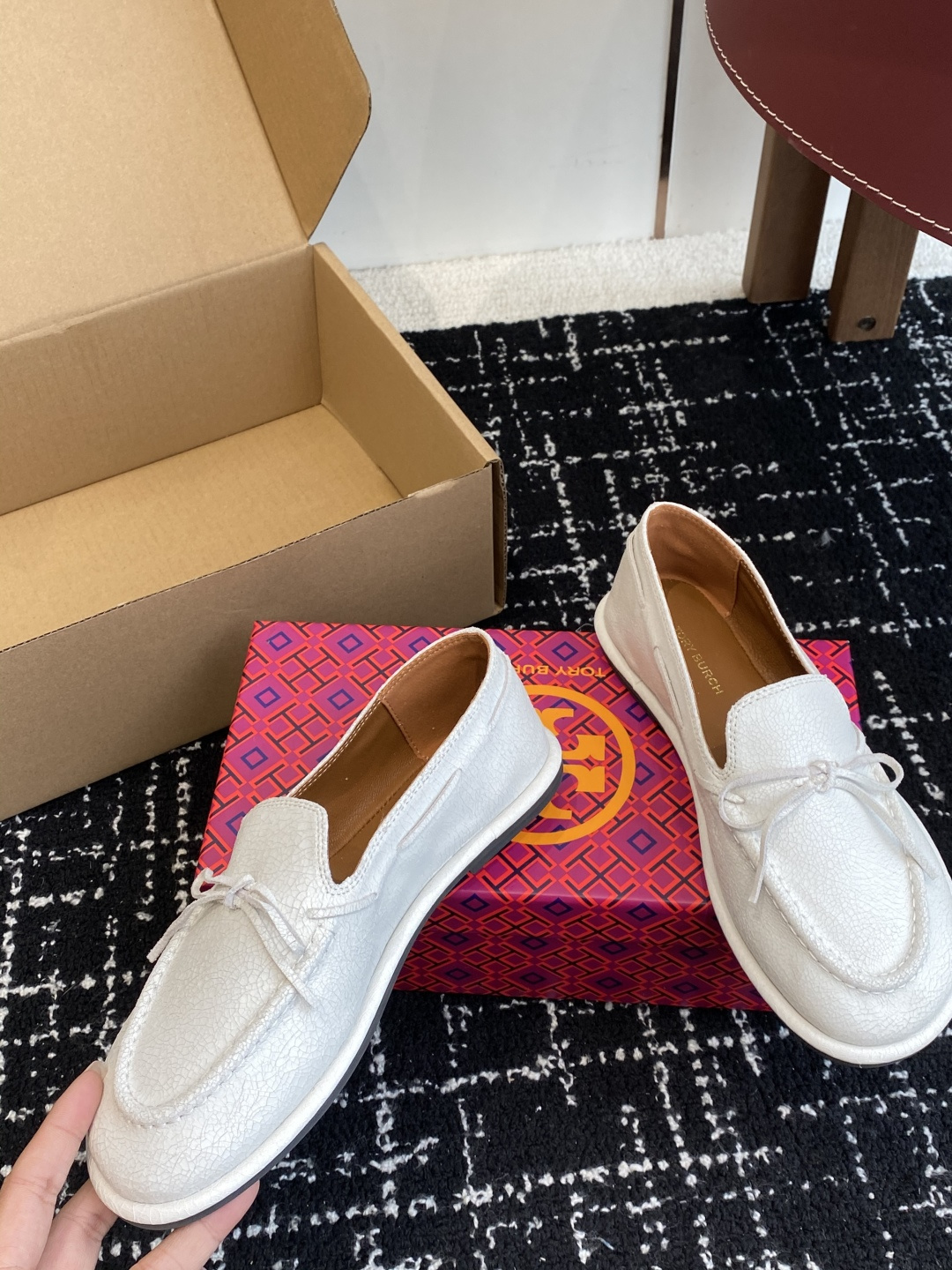 东莞原厂Tory Burch 25ss新款 蝴蝶结 一脚蹬 平底舒适百搭圆头乐福鞋材料：进口小牛皮 进口