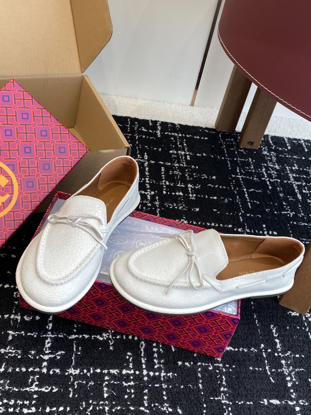 东莞原厂Tory Burch 25ss新款 蝴蝶结 一脚蹬 平底舒适百搭圆头乐福鞋材料：进口小牛皮 进口