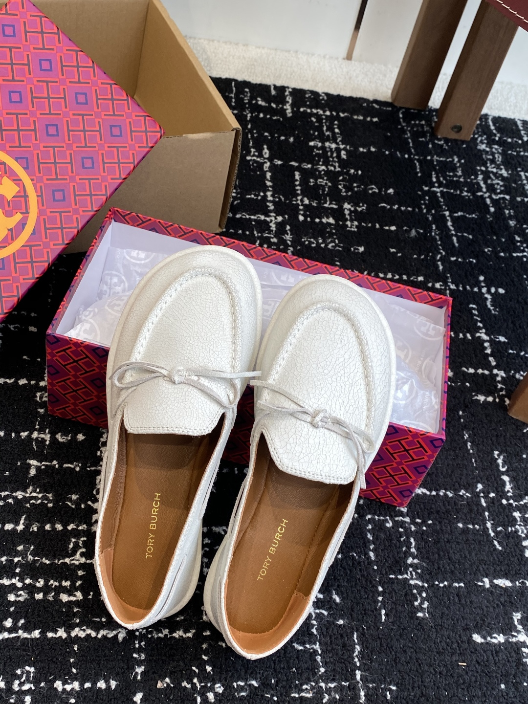 东莞原厂Tory Burch 25ss新款 蝴蝶结 一脚蹬 平底舒适百搭圆头乐福鞋材料：进口小牛皮 进口