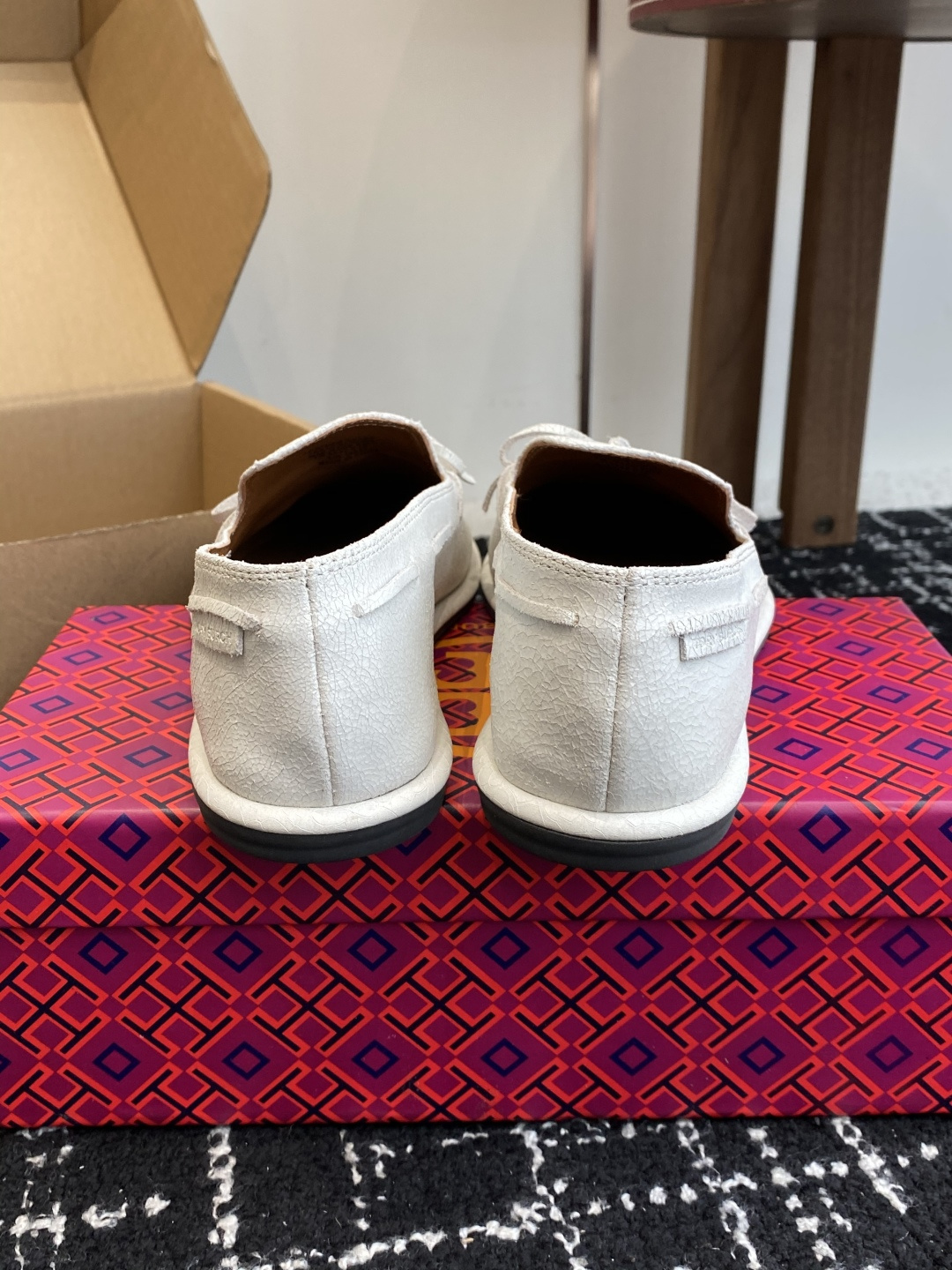 东莞原厂Tory Burch 25ss新款 蝴蝶结 一脚蹬 平底舒适百搭圆头乐福鞋材料：进口小牛皮 进口