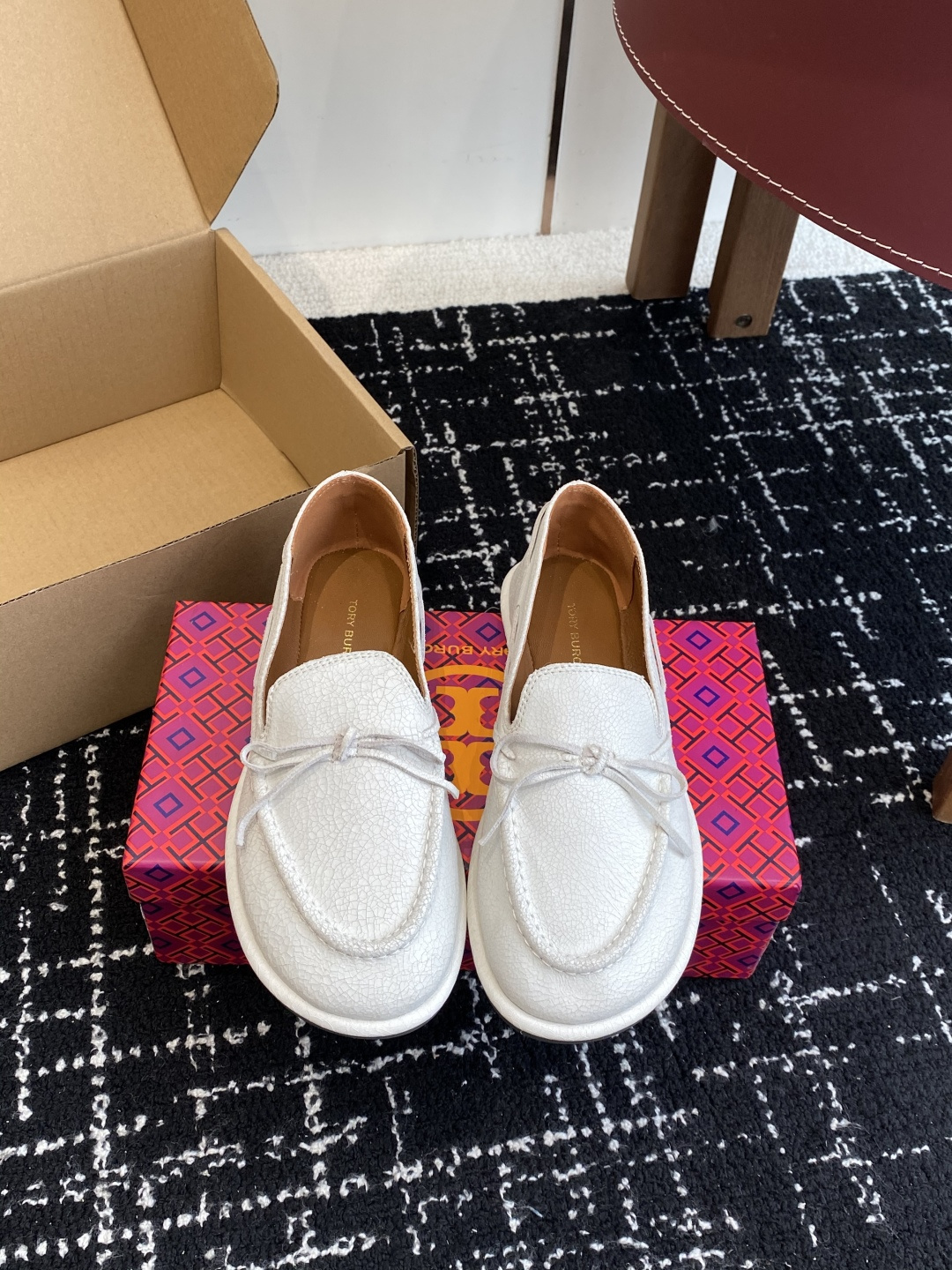 东莞原厂Tory Burch 25ss新款 蝴蝶结 一脚蹬 平底舒适百搭圆头乐福鞋材料：进口小牛皮 进口