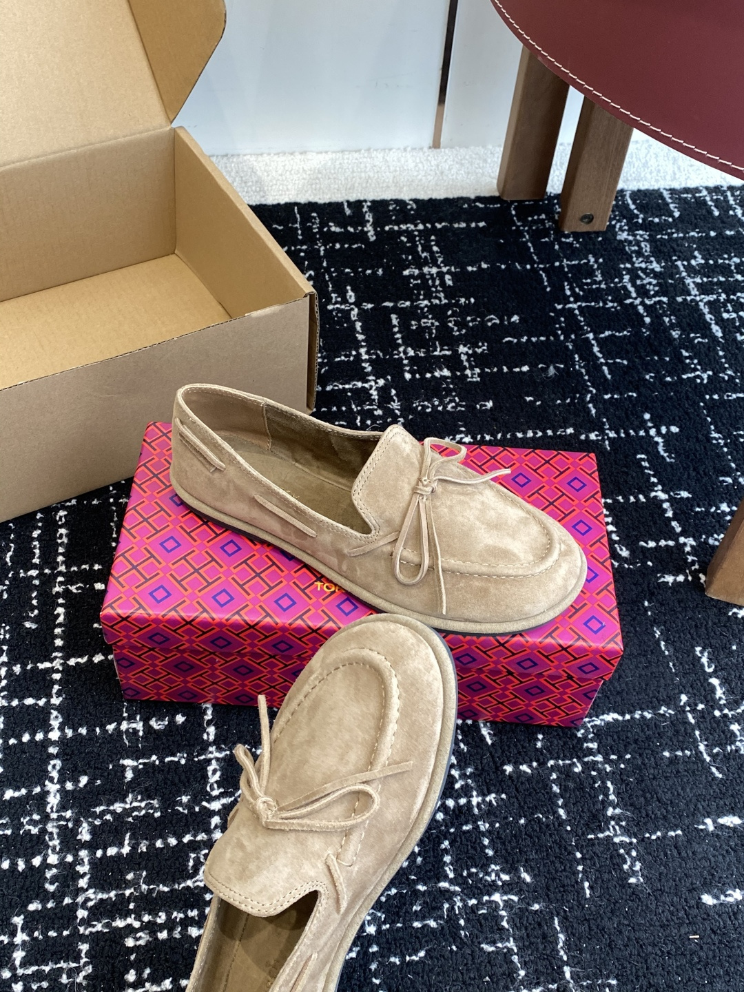 东莞原厂Tory Burch 25ss新款 蝴蝶结 一脚蹬 平底舒适百搭圆头乐福鞋材料：进口小牛皮 进口