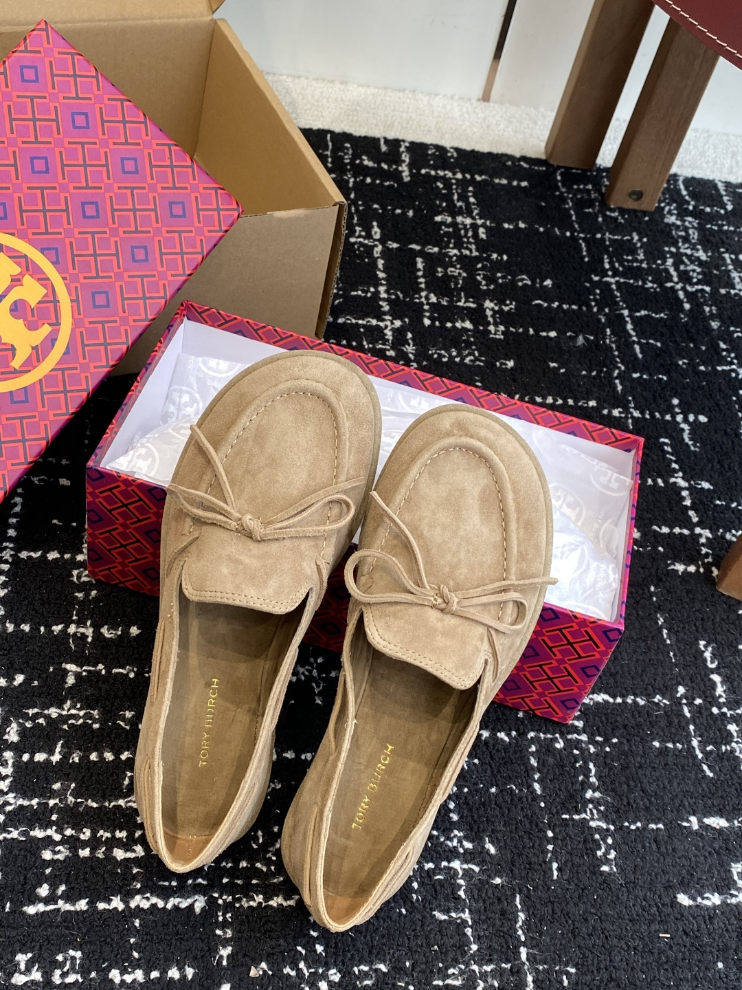 东莞原厂Tory Burch 25ss新款 蝴蝶结 一脚蹬 平底舒适百搭圆头乐福鞋材料：进口小牛皮 进口