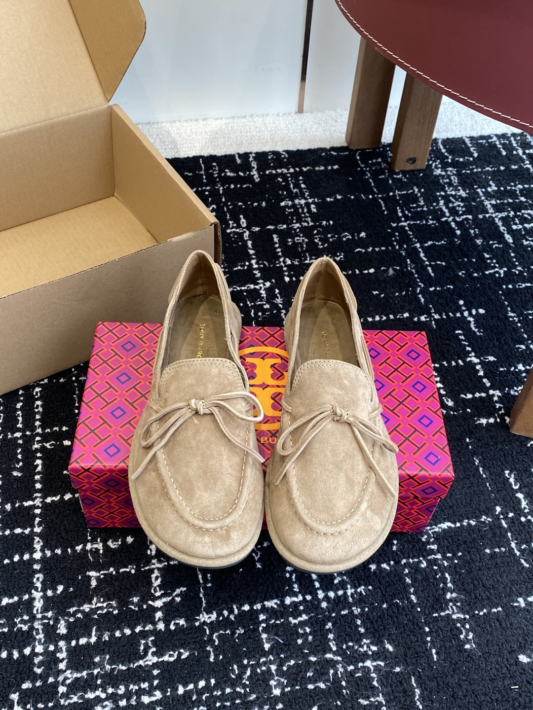 NO:466091,Dongguan original Tory Burch 25ss new style bow, one foot pedal flat sole comfortable and versatile round-toed loafers material imported calfskin imported suede sheep lining outsole original wear-resistant rubber outsole Size35-40 (40 custom made without return), loafers, burberry, loafers, cowhide, sheep, chamois leather19860909东莞原厂 Tory Burch 25ss新款 蝴蝶结 一脚蹬 平底舒适百搭圆头乐福鞋 材料进口小牛皮 进口麂皮羊猄内里 大底原版耐磨橡胶大底 Size35-40（40 定做不退换）,乐福鞋,burberry,loafers,cowhide,sheep,chamois leather,Women's Shoes