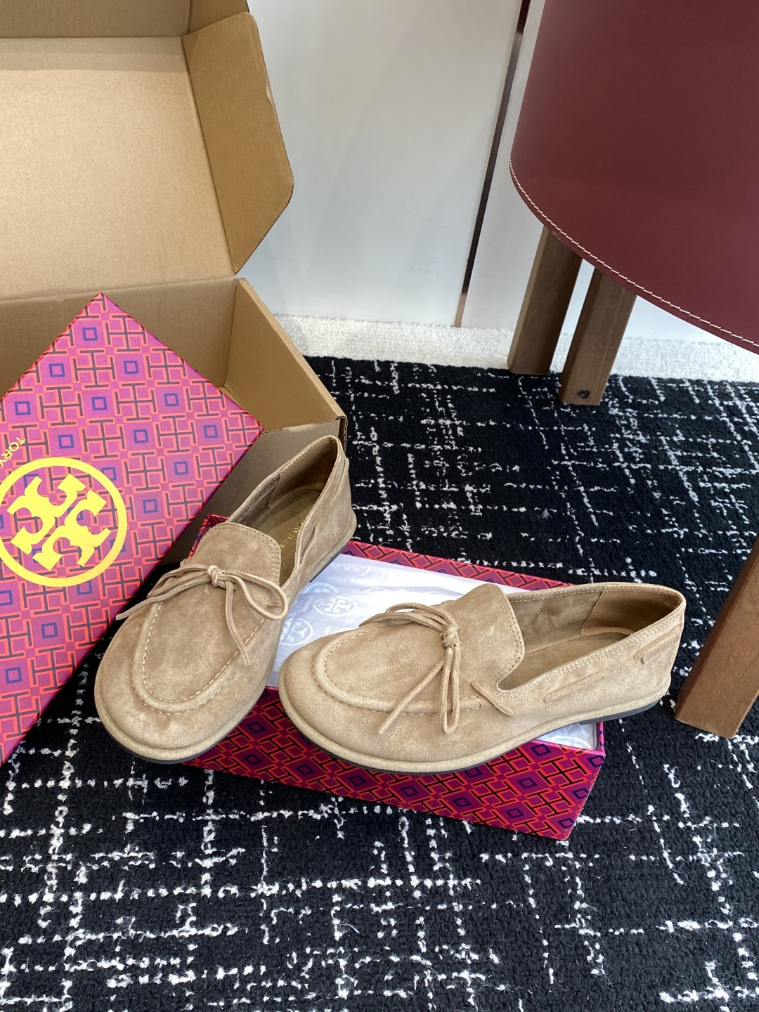 东莞原厂Tory Burch 25ss新款 蝴蝶结 一脚蹬 平底舒适百搭圆头乐福鞋材料：进口小牛皮 进口