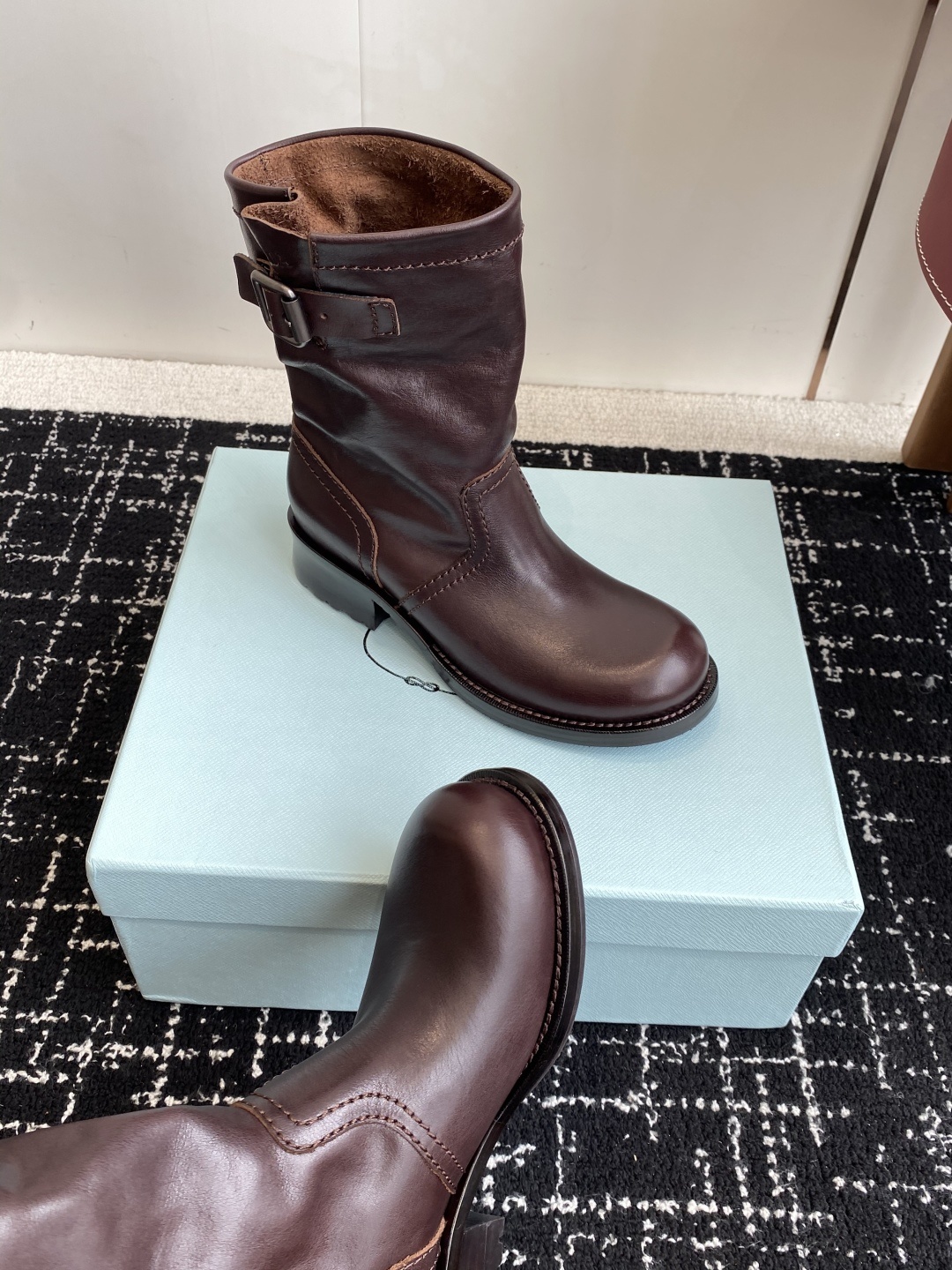 代购级Prada普拉达 25ss 秋冬 复古西部牛仔靴时尚机车马丁靴,独到味道,人人都爱也轻松驾驭 每年