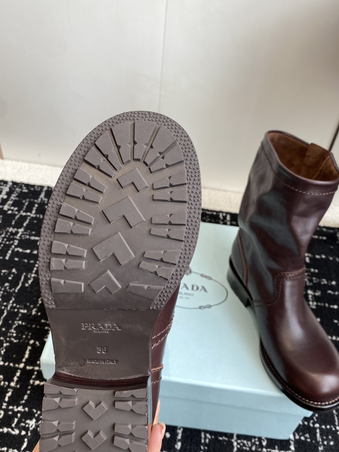 代购级Prada普拉达 25ss 秋冬 复古西部牛仔靴时尚机车马丁靴,独到味道,人人都爱也轻松驾驭 每年