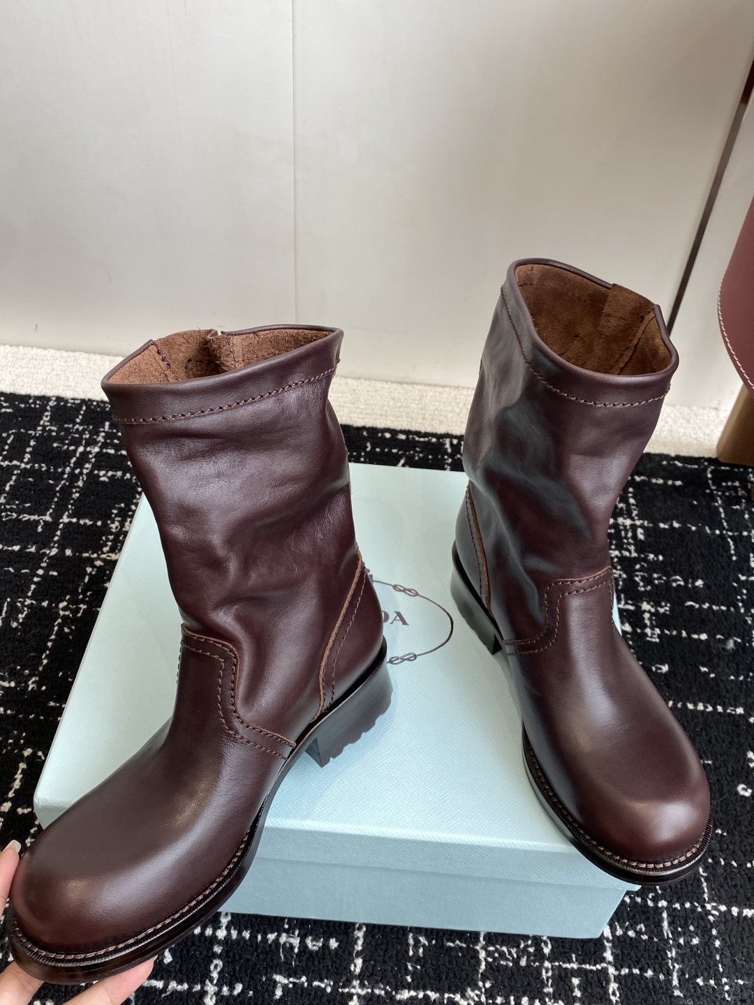 代购级Prada普拉达 25ss 秋冬 复古西部牛仔靴时尚机车马丁靴,独到味道,人人都爱也轻松驾驭 每年