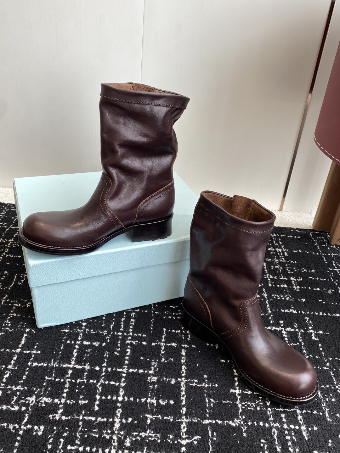 代购级Prada普拉达 25ss 秋冬 复古西部牛仔靴时尚机车马丁靴,独到味道,人人都爱也轻松驾驭 每年