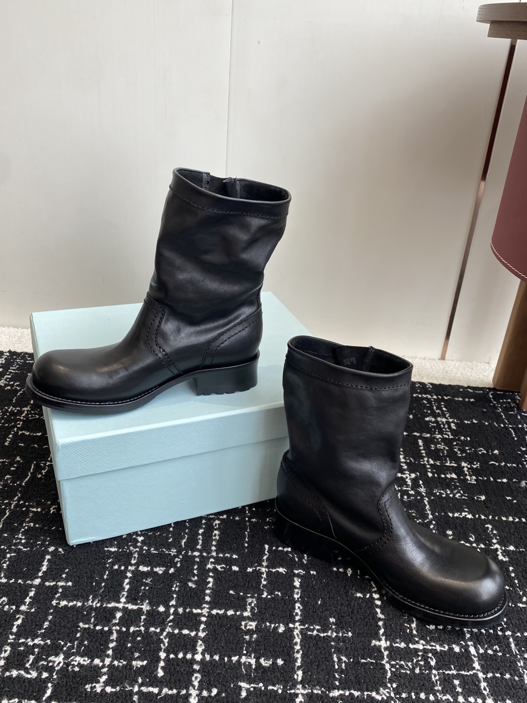 代购级Prada普拉达 25ss 秋冬 复古西部牛仔靴时尚机车马丁靴,独到味道,人人都爱也轻松驾驭 每年