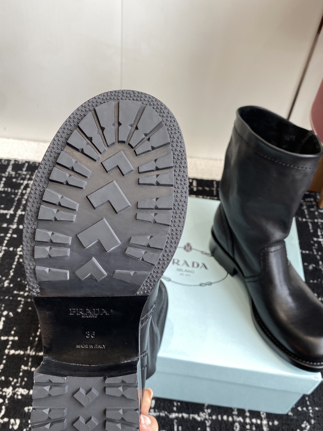 代购级Prada普拉达 25ss 秋冬 复古西部牛仔靴时尚机车马丁靴,独到味道,人人都爱也轻松驾驭 每年